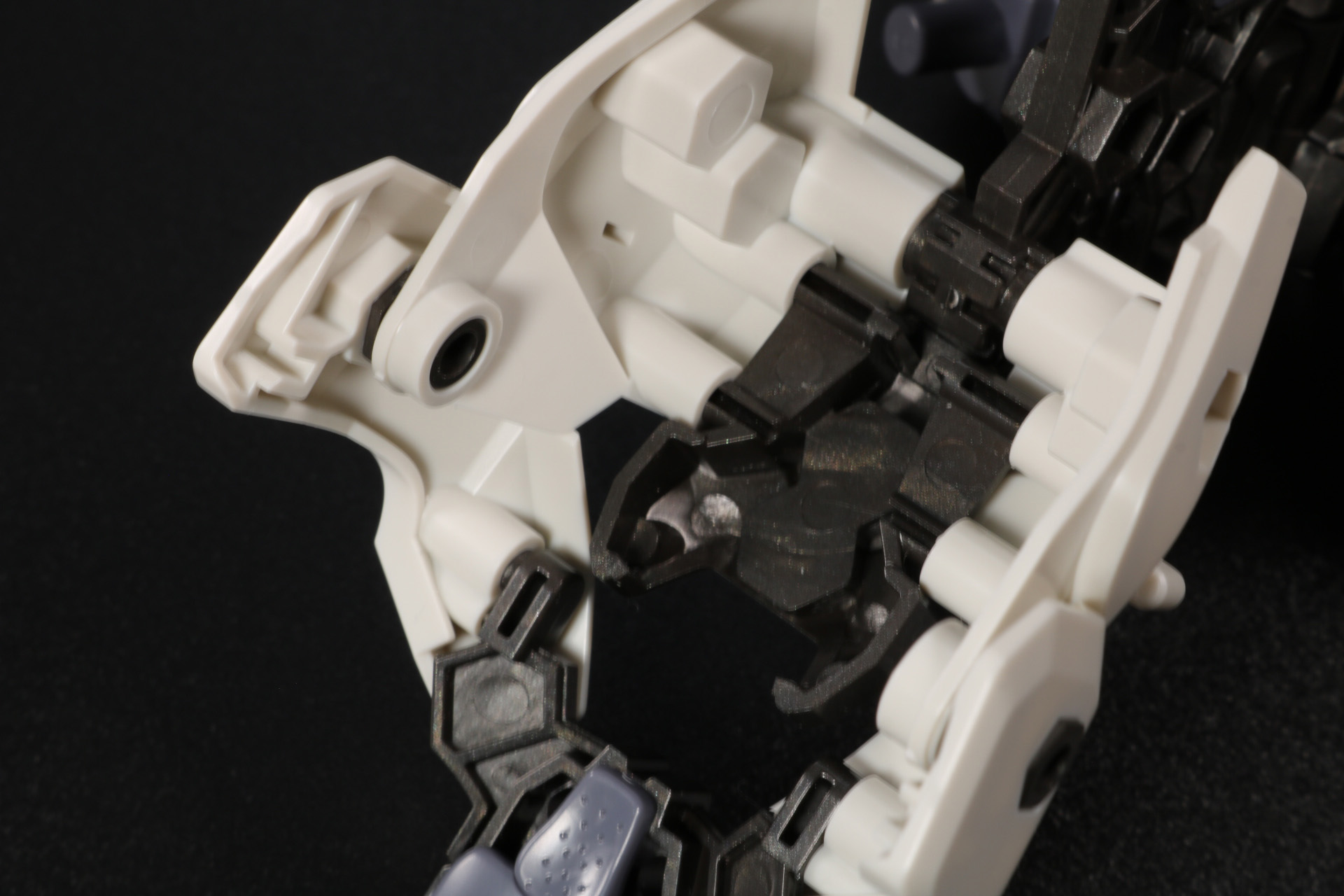 内側にある3mm穴を利用する