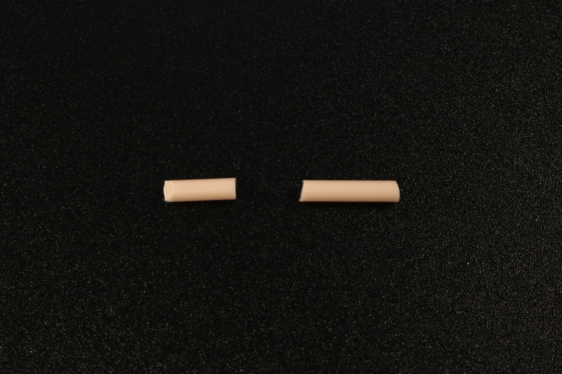 切り出したランナー。プラ棒として活用することができ、長いものと短いものを用意して接続しやすいようにする