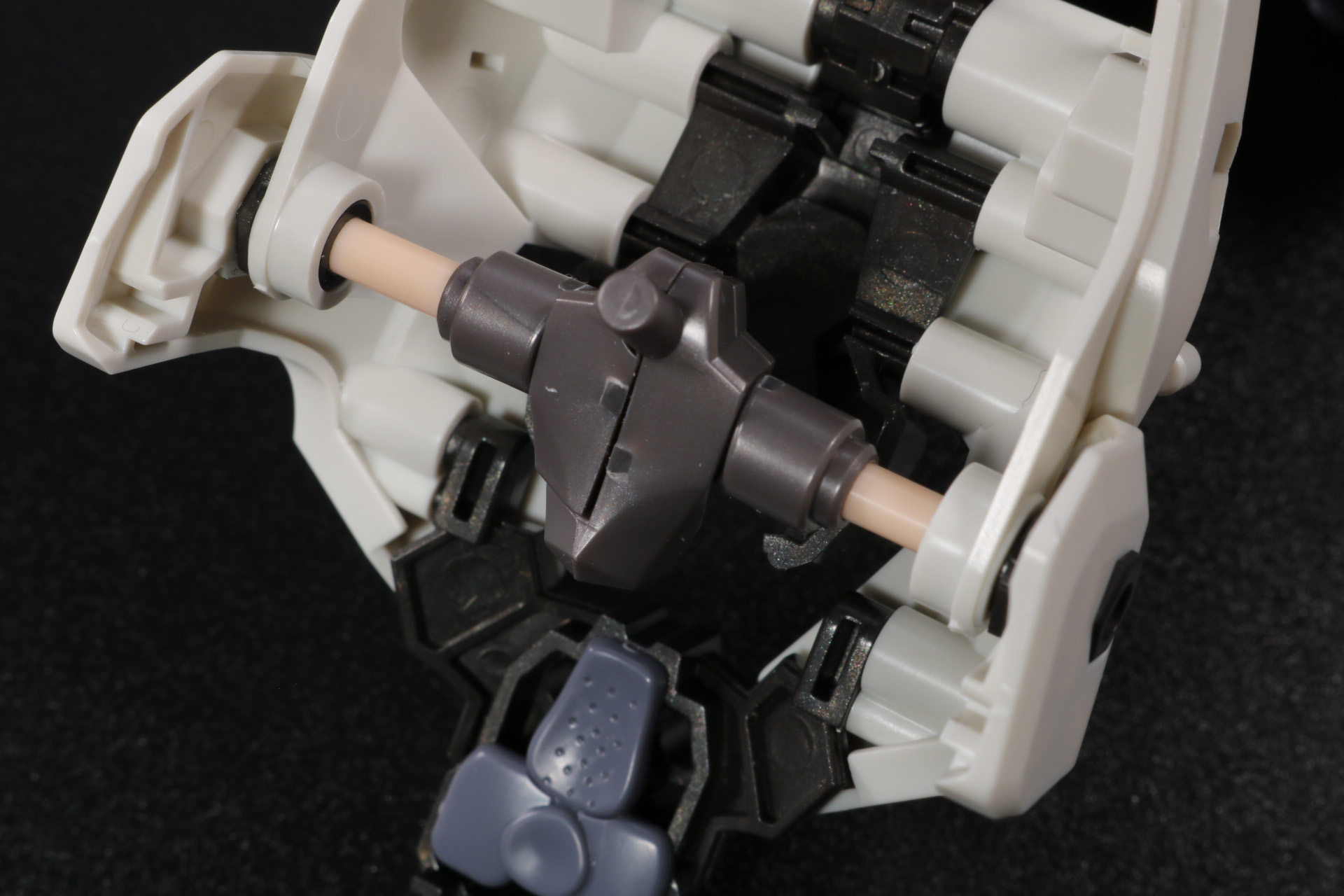 「フレズヴェルク Bikini Armor Ver.」の腰部ユニットに接続し固定する