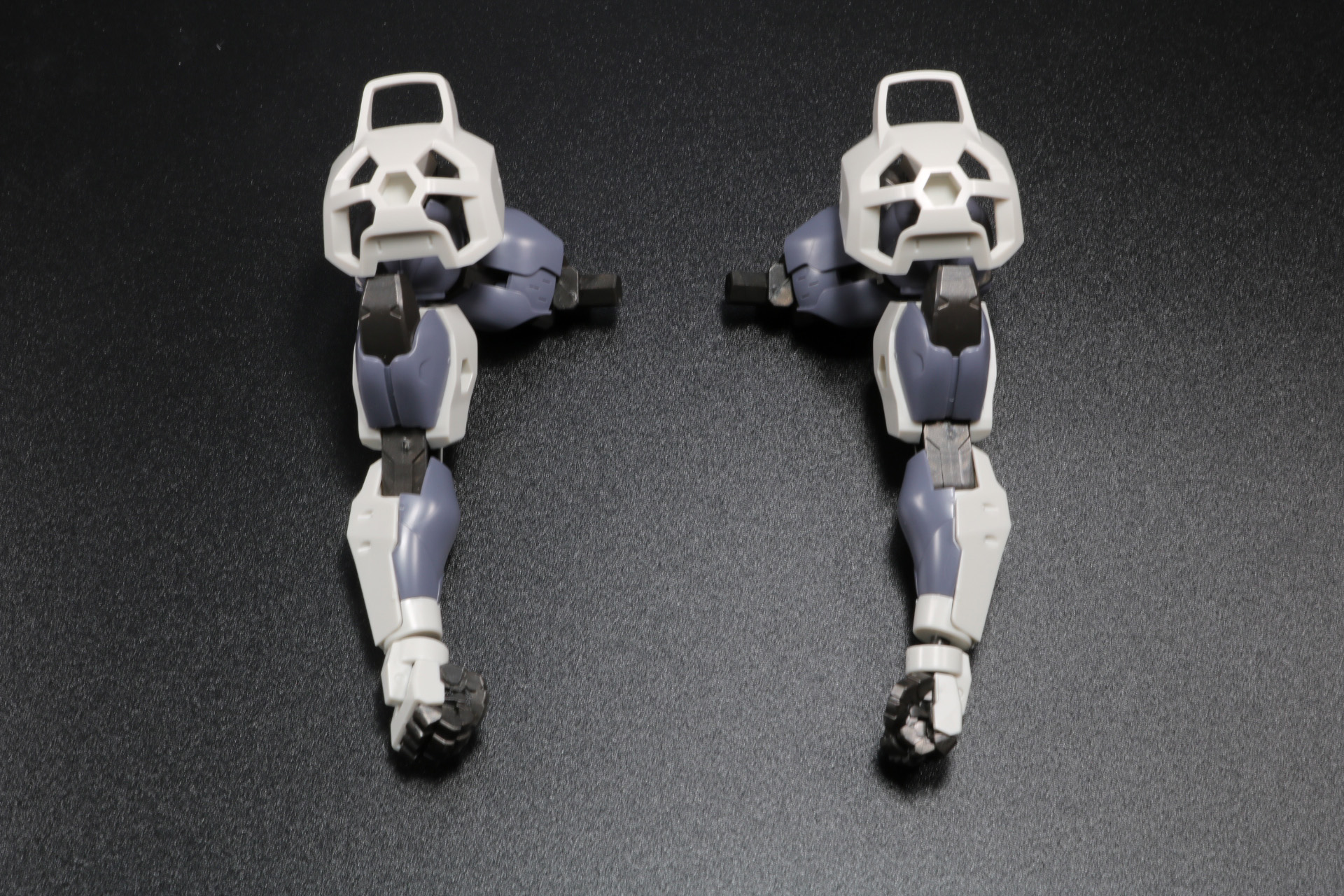 腕の位置を調整することで「フレズヴェルク Bikini Armor Ver.」の左右に配置できる