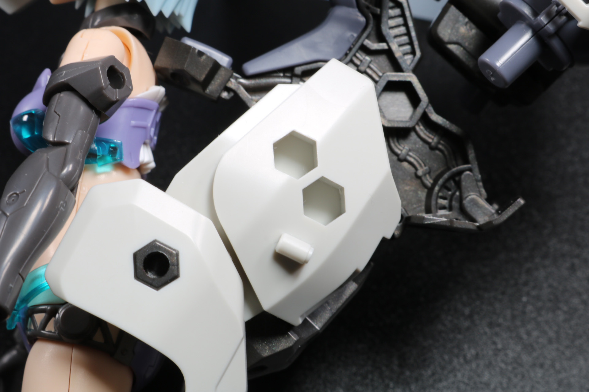 外装部分の六角形接続に腕部パーツをはめる