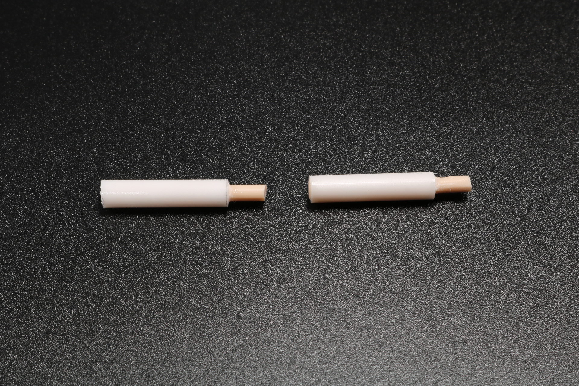 ランナー側は「フレズヴェルク Bikini Armor Ver.」の大腿部に接続するため、余剰部分はニッパーでカット。ヤスリで整えると接続しやすくなる