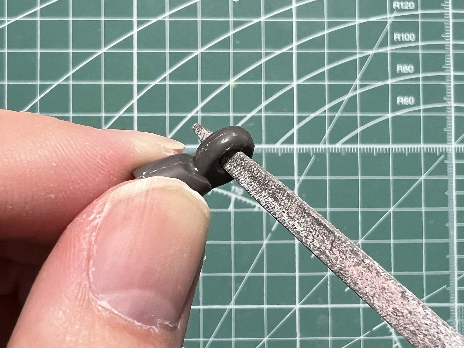 肘関節も軽く削って、動かしやすくする