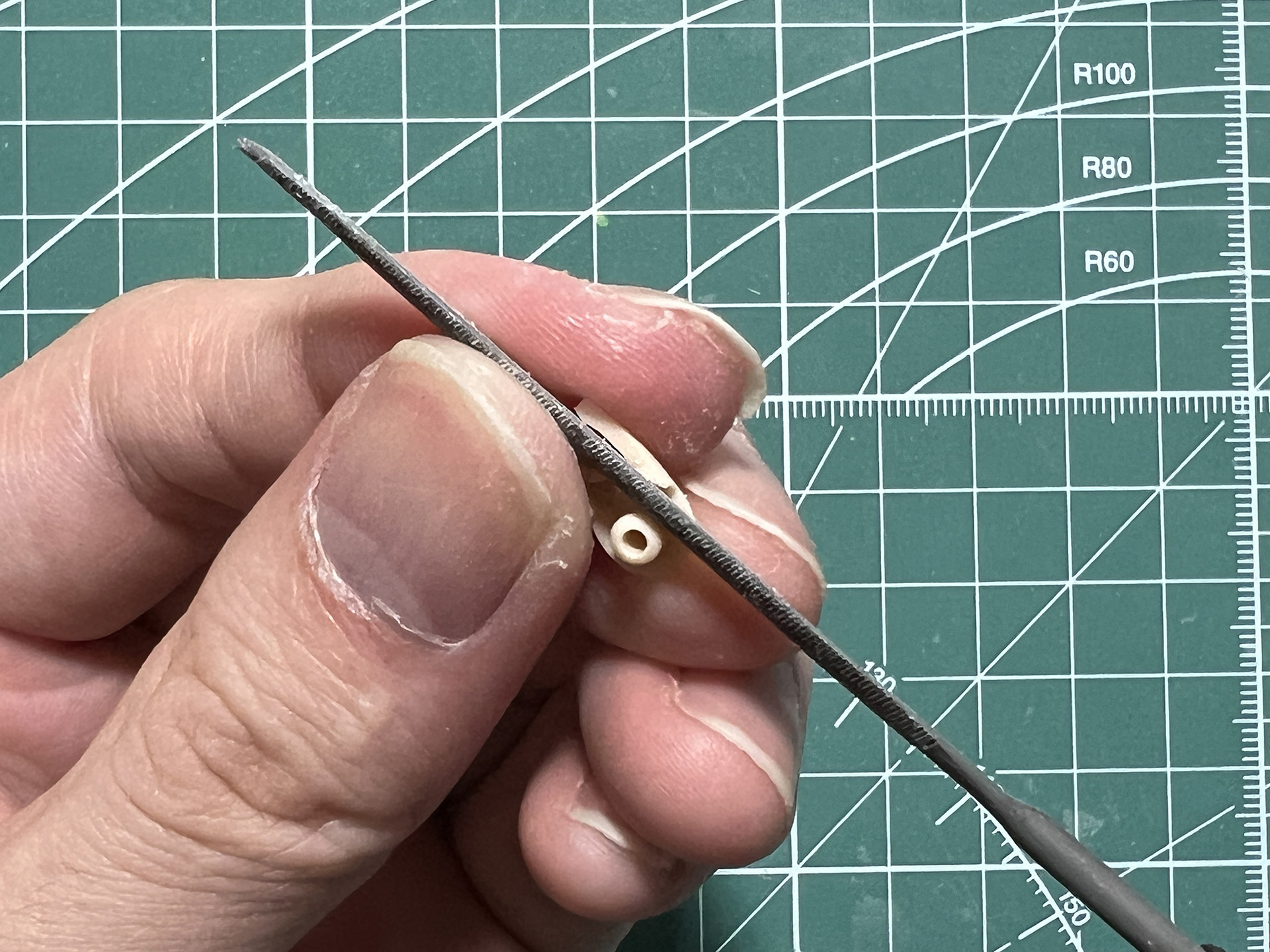 二の腕パーツの内側を削りスペースを確保。デザインナイフで削るやり方もある