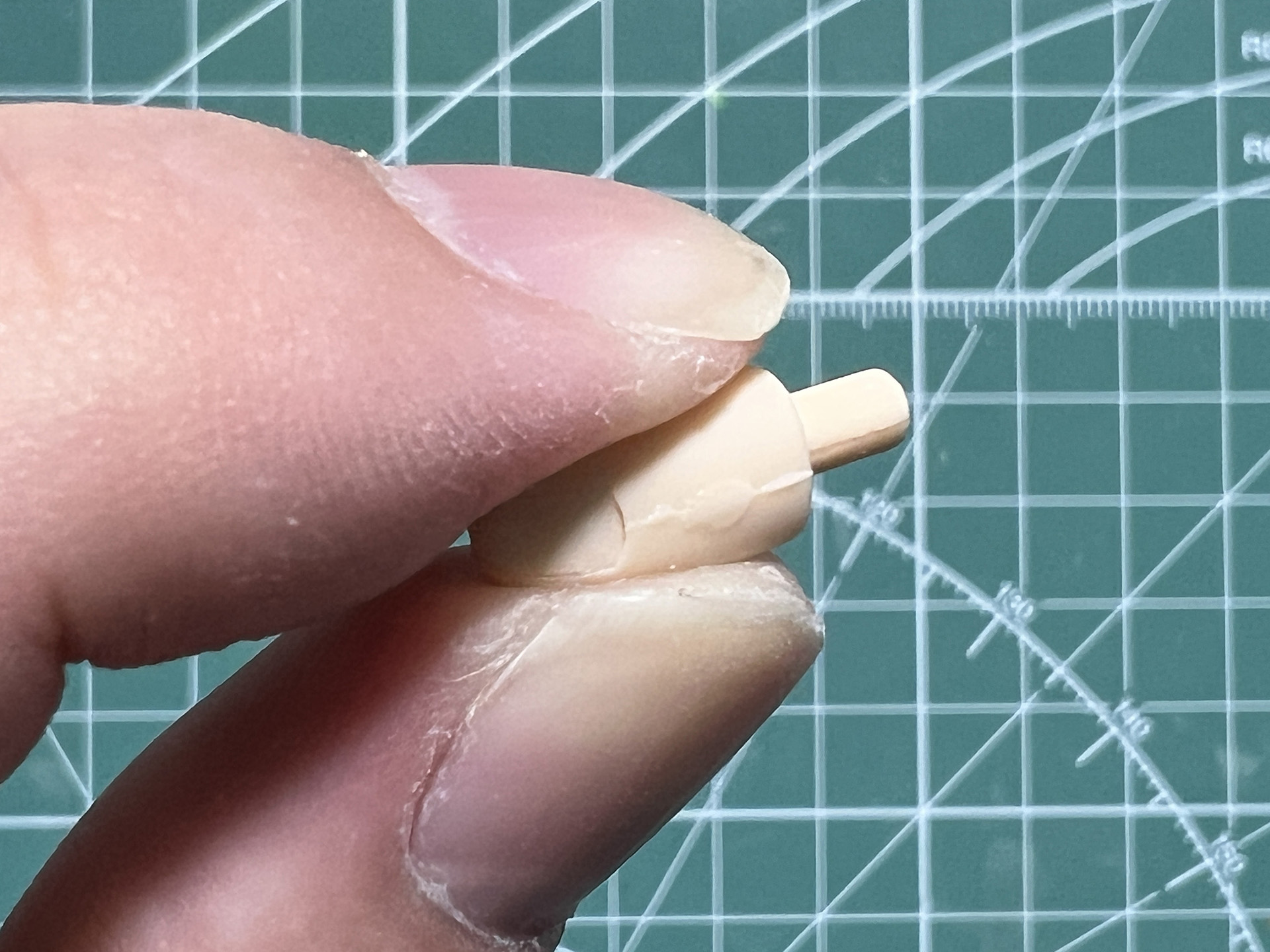 二の腕パーツ。肩の可動があるため、接着剤を大量に使用すると軸可動が固まってしまうので注意が必要