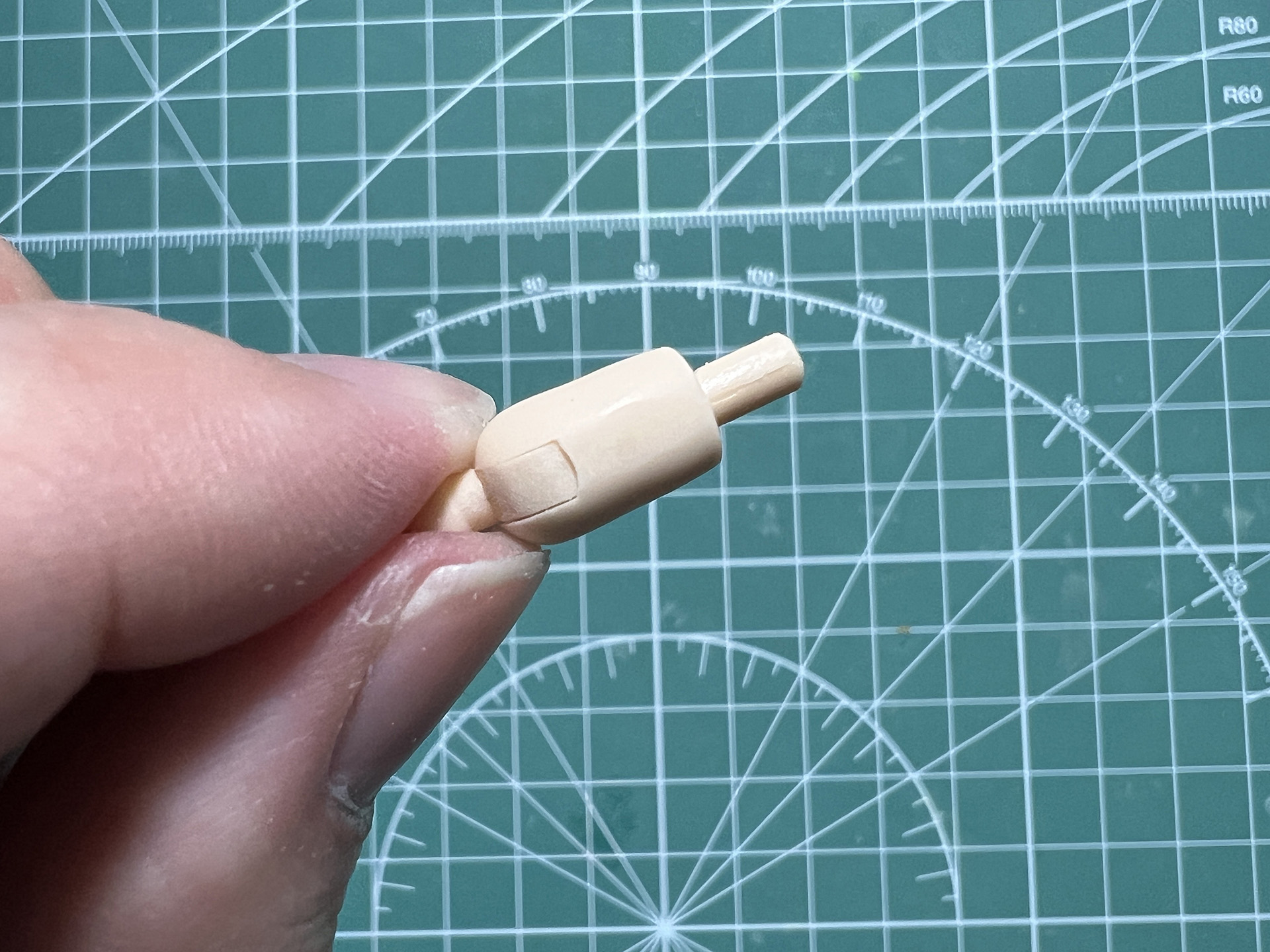 二の腕パーツ。肩の可動があるため、接着剤を大量に使用すると軸可動が固まってしまうので注意が必要