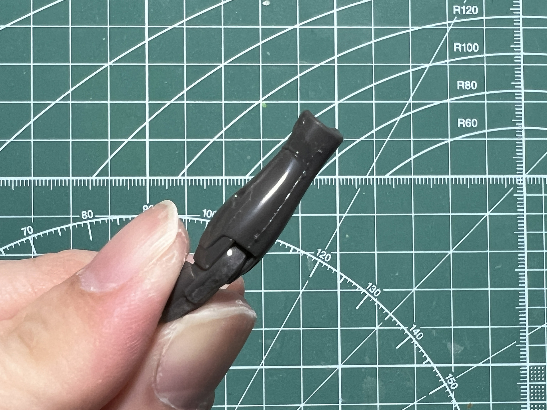 前腕パーツは内側に合わせ目が走っているのでスポンジヤスリの柔らかいヤスリが使いやすい