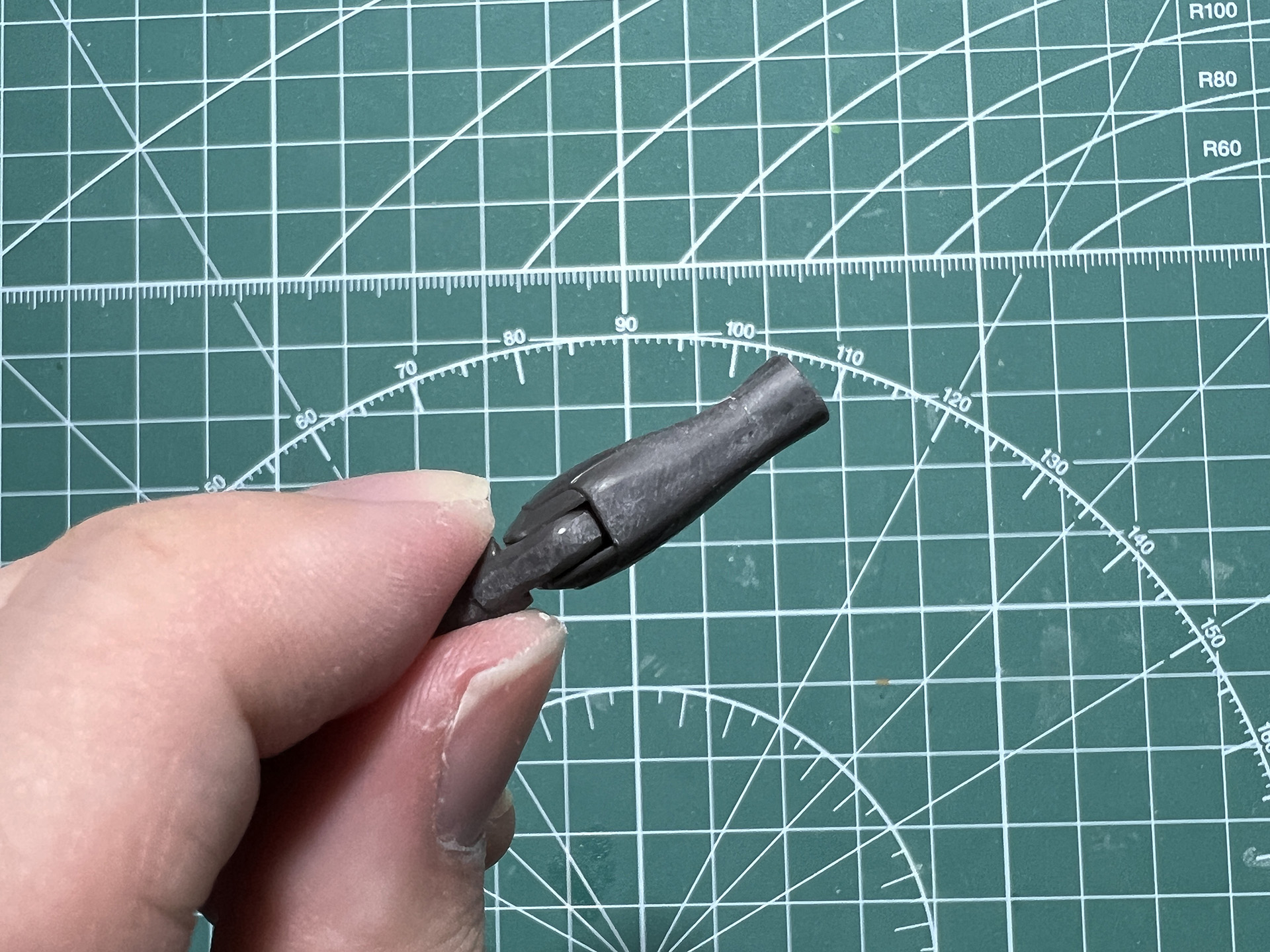 前腕パーツは内側に合わせ目が走っているのでスポンジヤスリの柔らかいヤスリが使いやすい