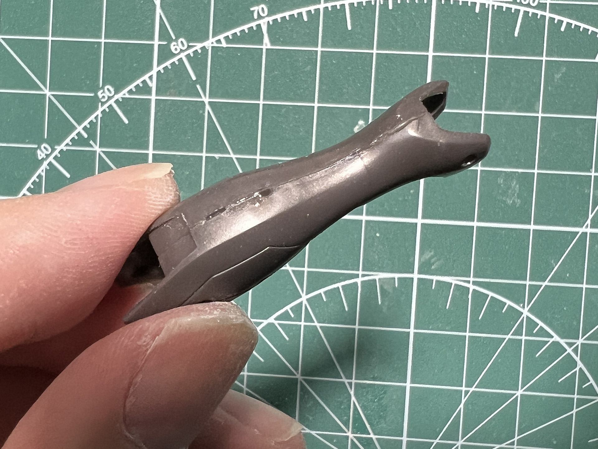 足のパーツも同様に接着剤を流し込んでヤスリがけ