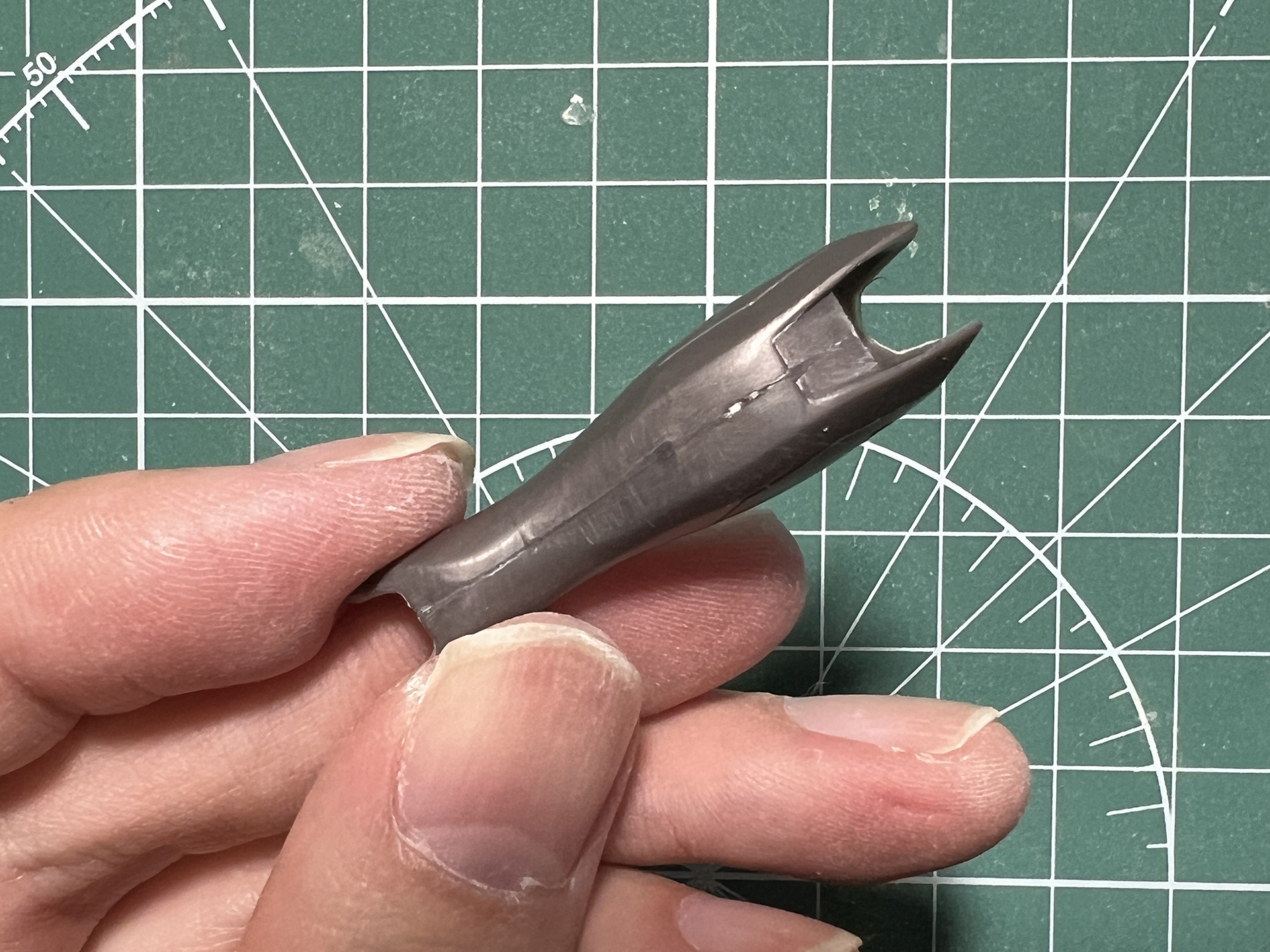 足のパーツも同様に接着剤を流し込んでヤスリがけ