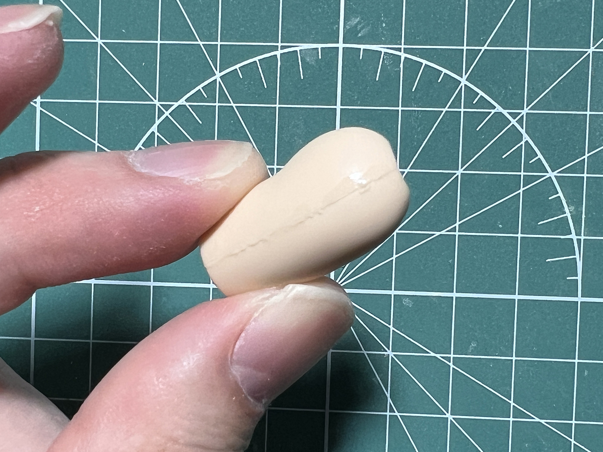 太ももパーツはヤスリがけすると合わせ目が目立たなくなる