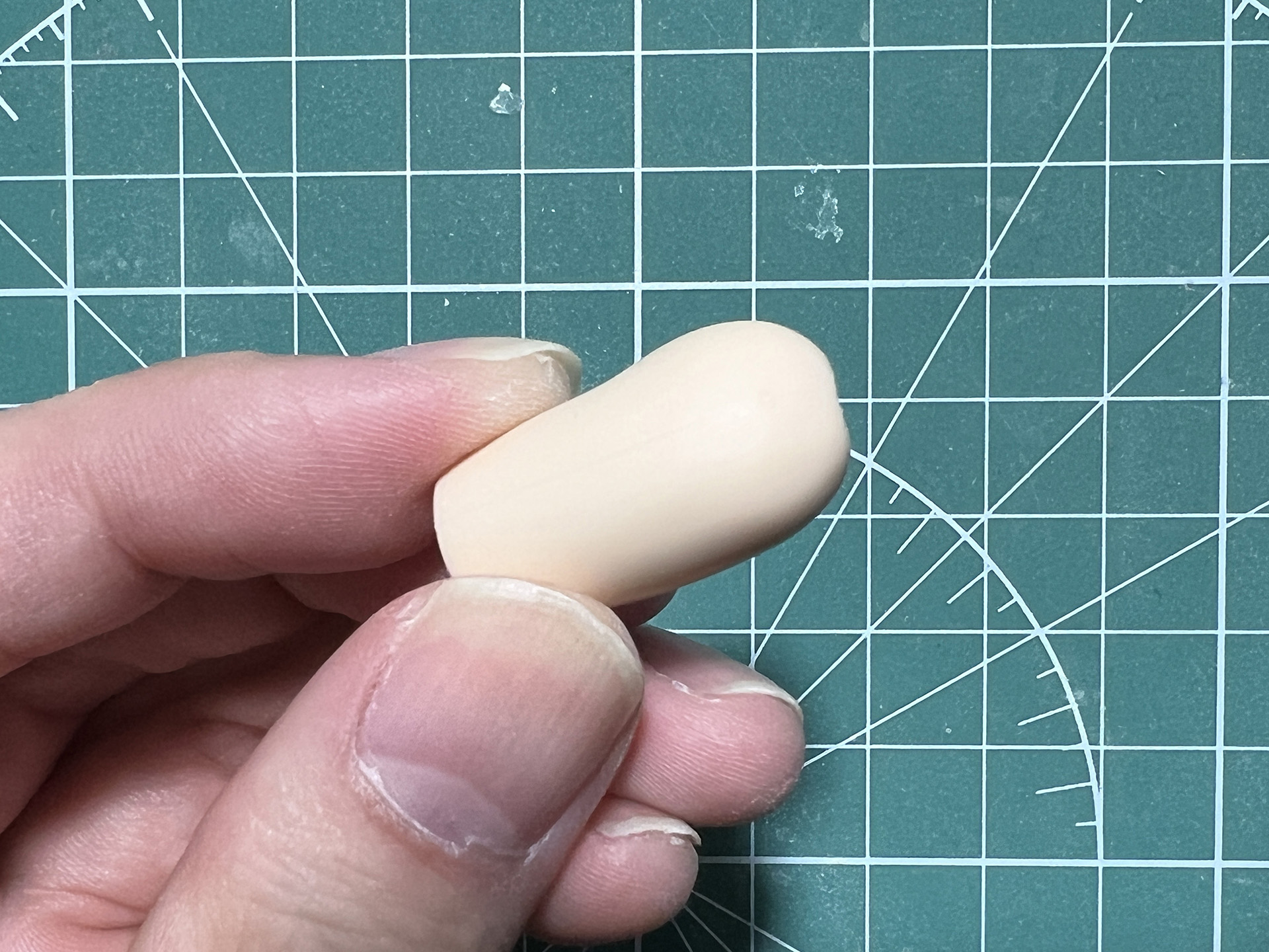 太ももパーツはヤスリがけすると合わせ目が目立たなくなる