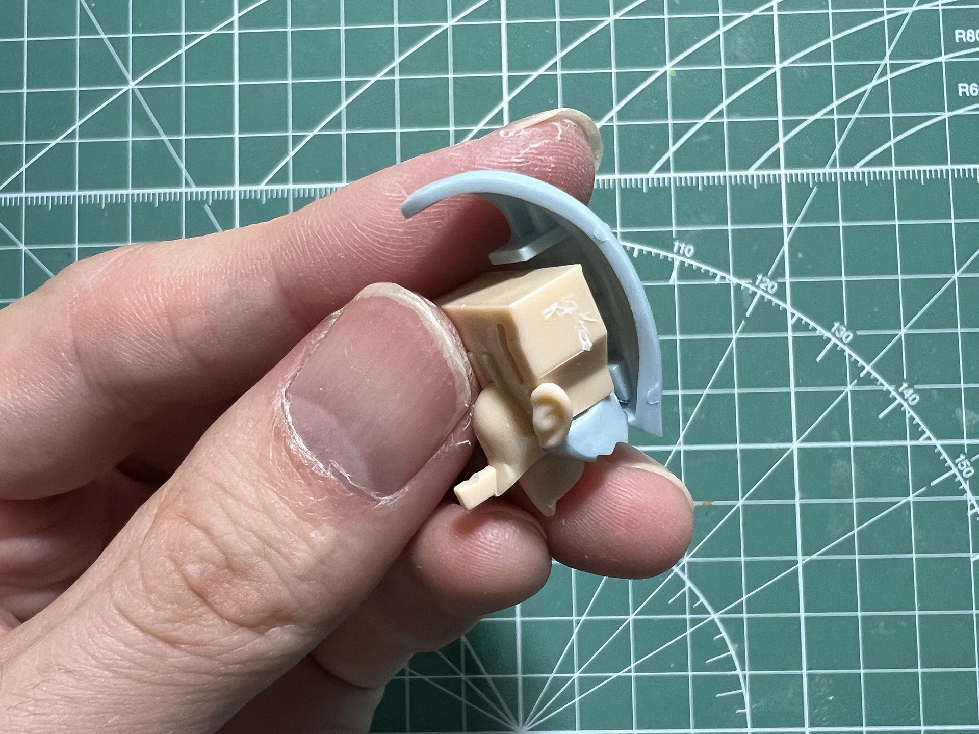 側面のL字の固定箇所をニッパーで切る