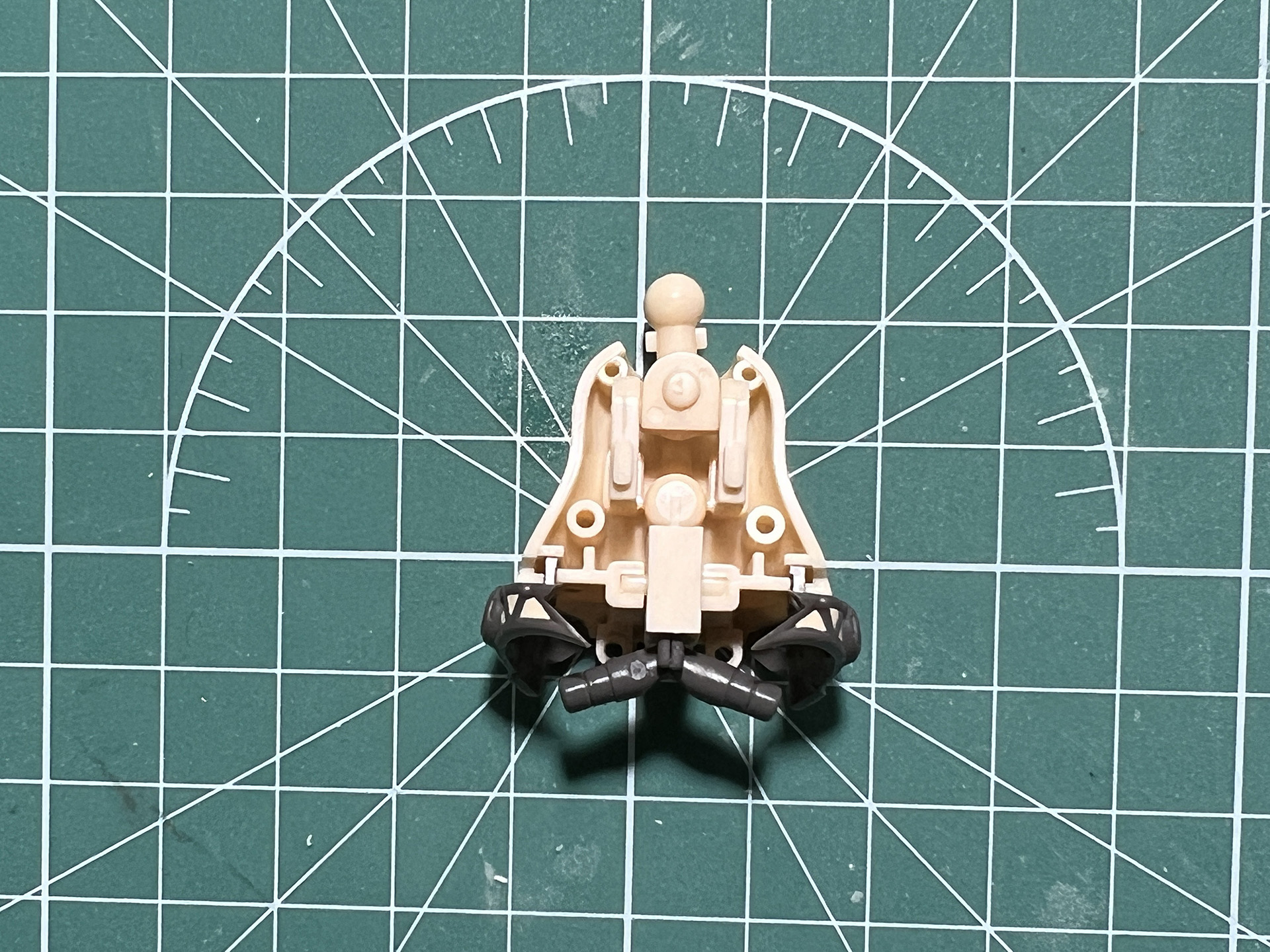 腰の塗装済みパーツはL字で引っ掛けるようになっているので、出っ張り箇所をニッパーで切り、差し込めるように加工する