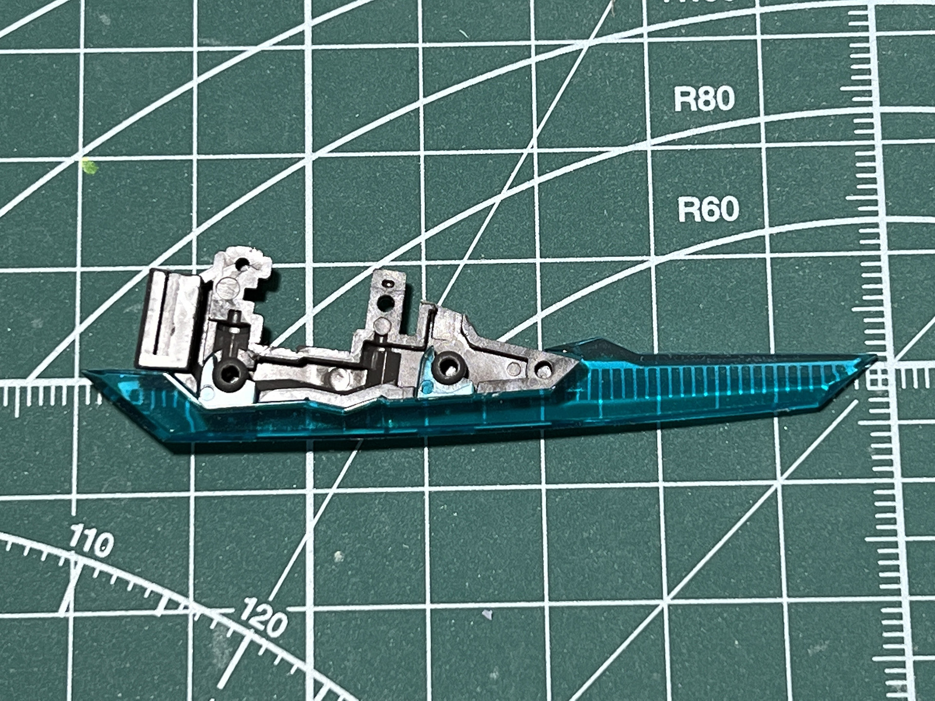 クリアパーツが軸に通すものになっているので、ニッパーで半月型になるように切る。これで後で差し込んで固定することができる