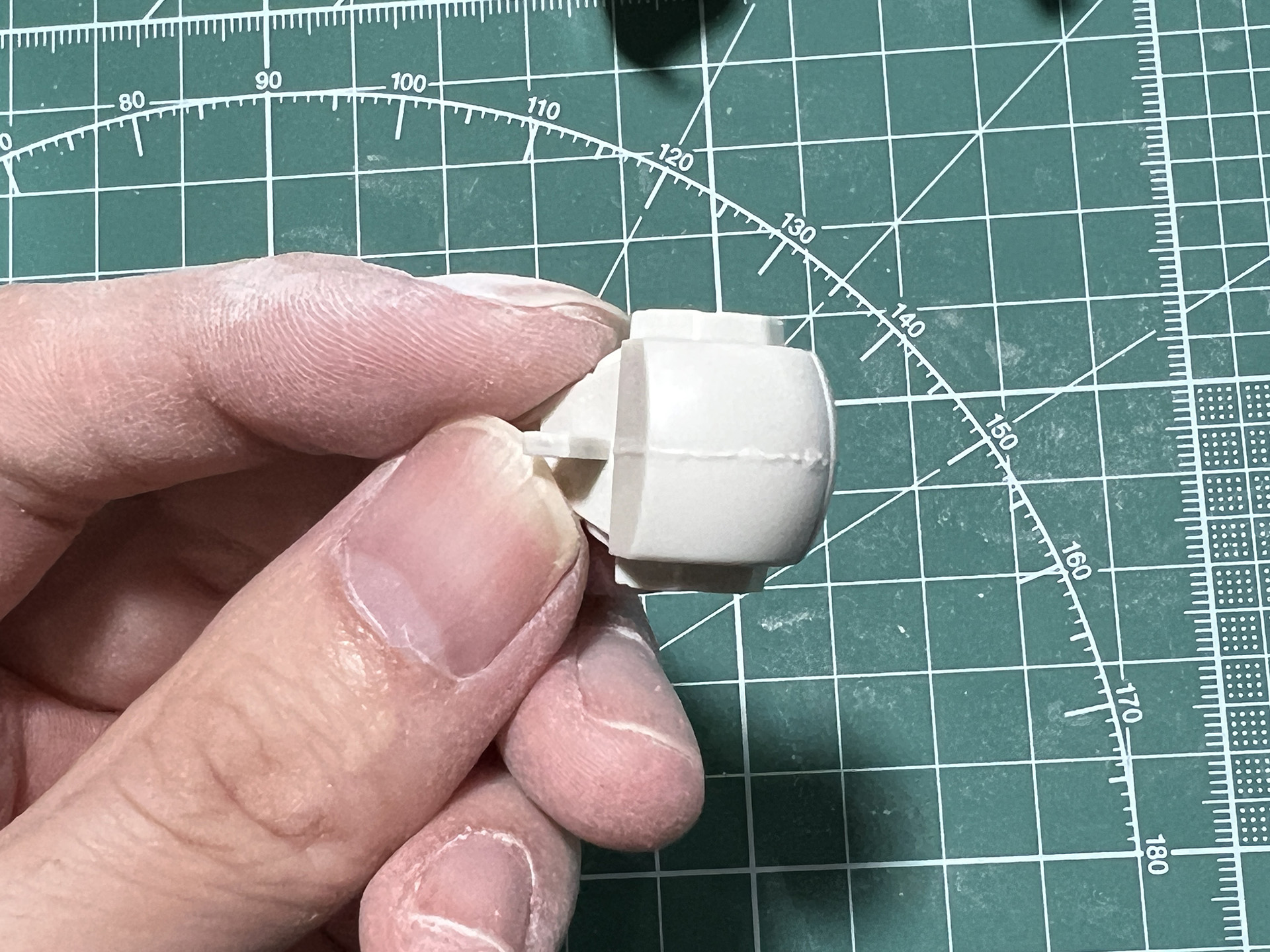 頭部の後頭部合わせ目消し