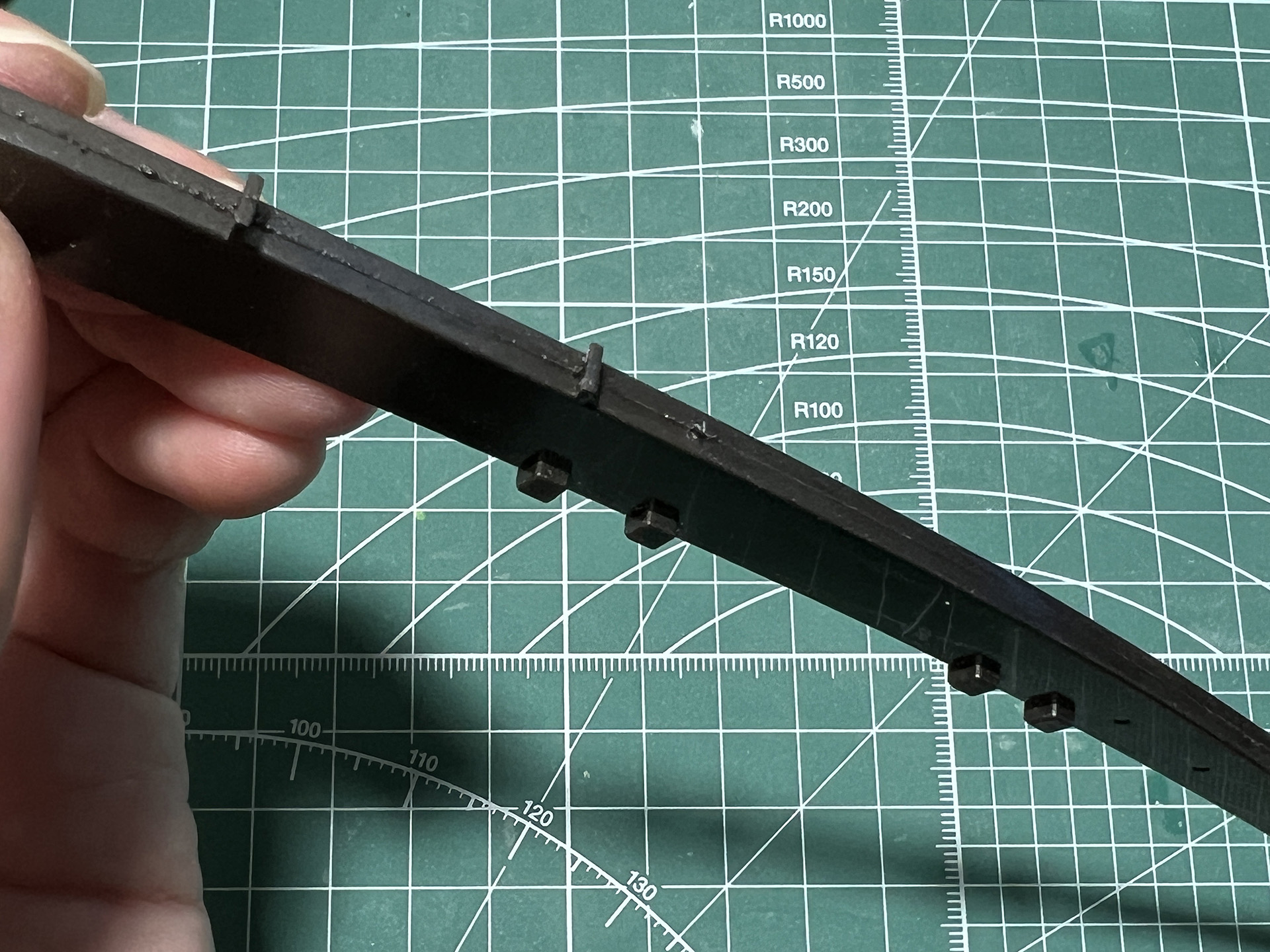 「荷電式超大型戦術刀」の鞘の合わせ目消し