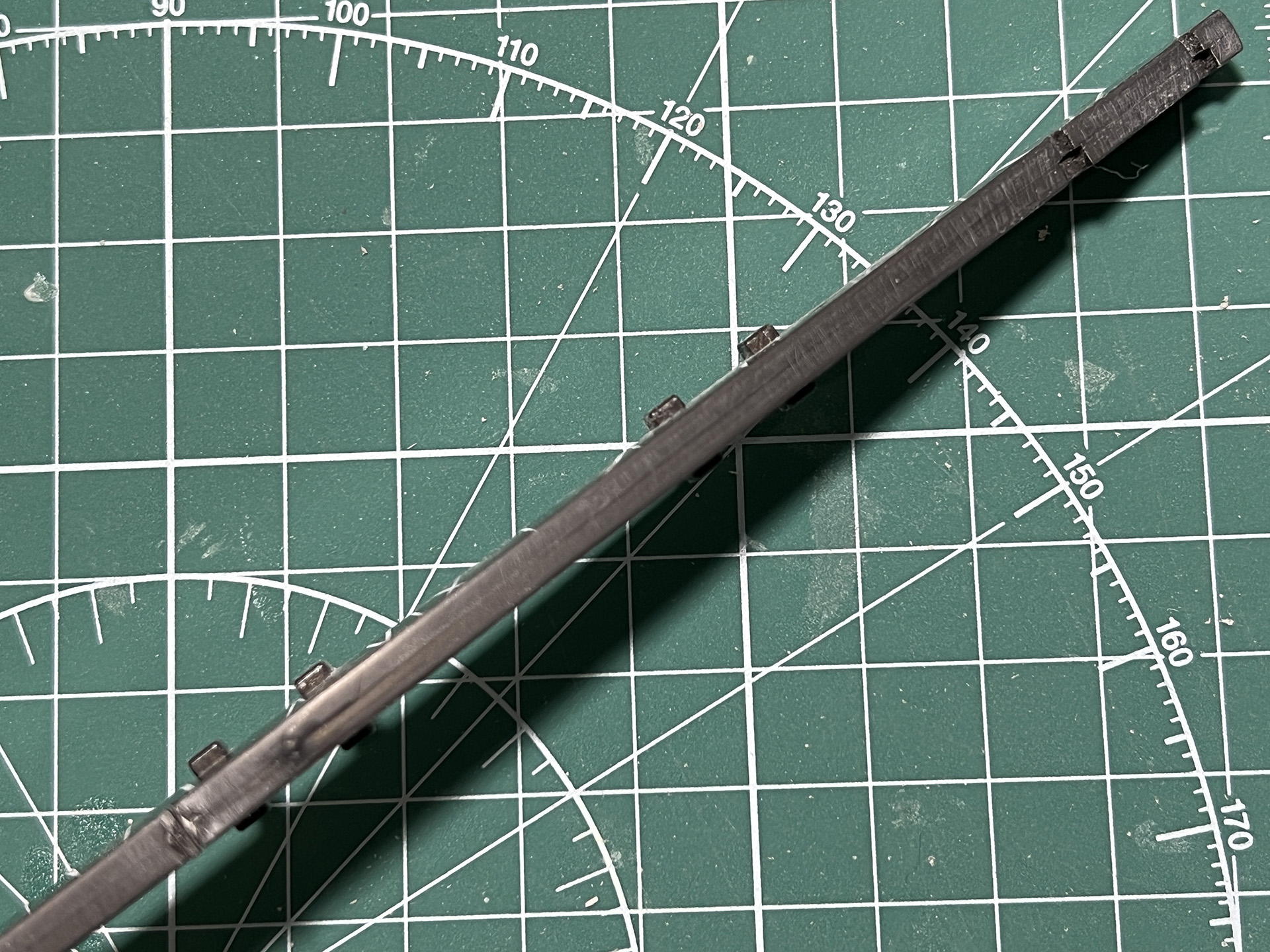 「荷電式超大型戦術刀」の鞘の合わせ目消し