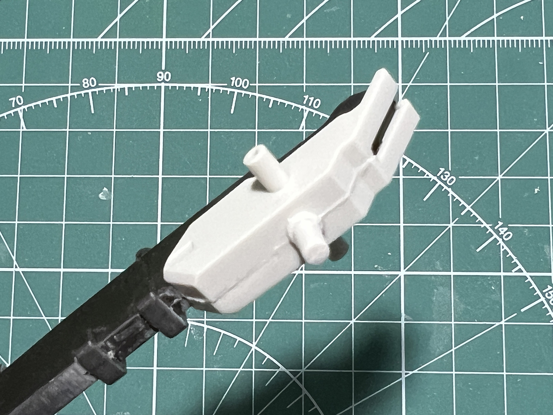 「荷電式超大型戦術刀」の白の外装も合わせ目消しを行なう