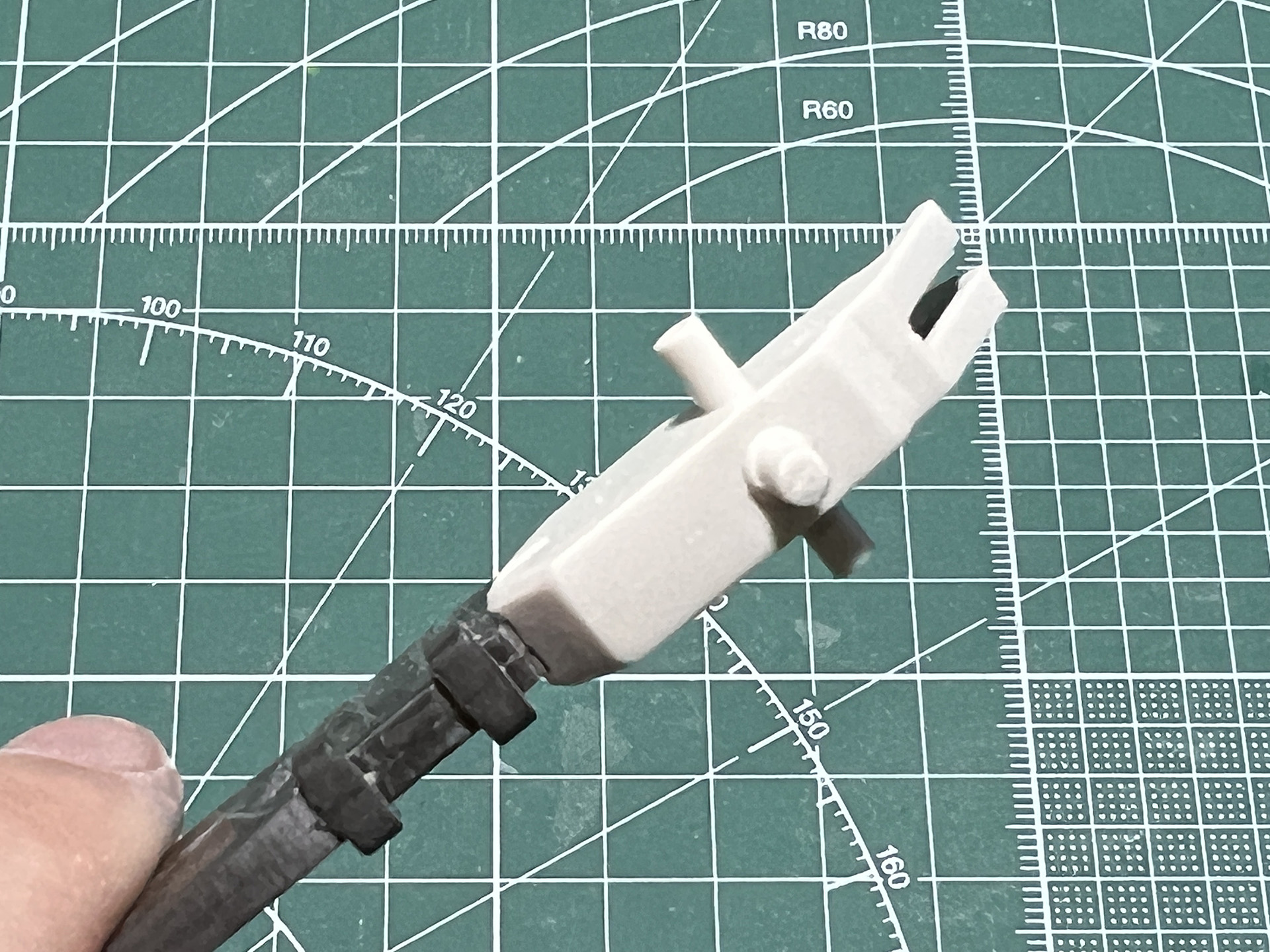 「荷電式超大型戦術刀」の白の外装も合わせ目消しを行なう