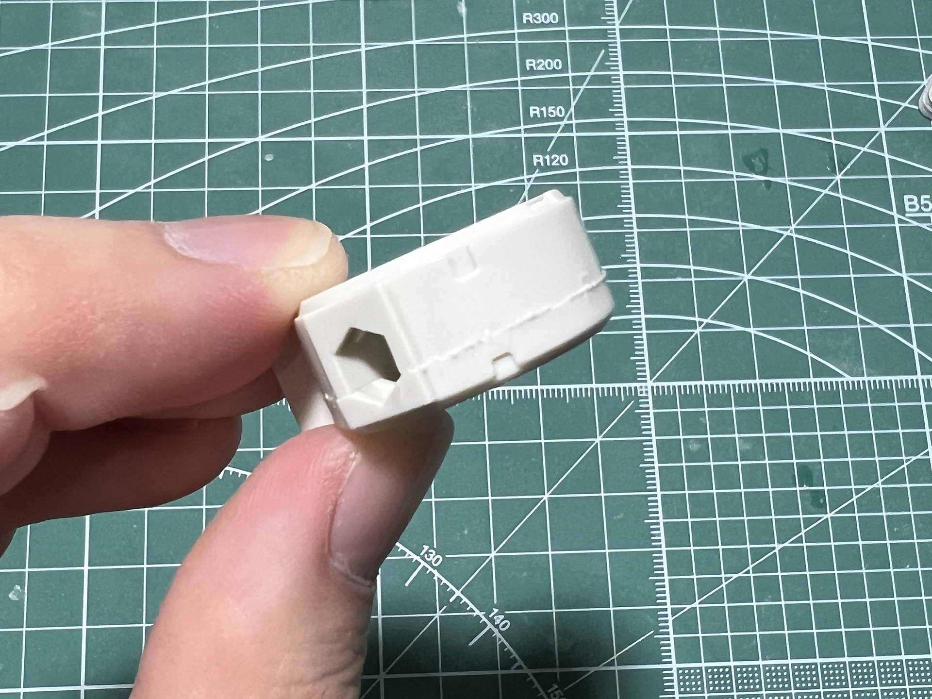 弾倉パーツも合わせ目消しを行なう