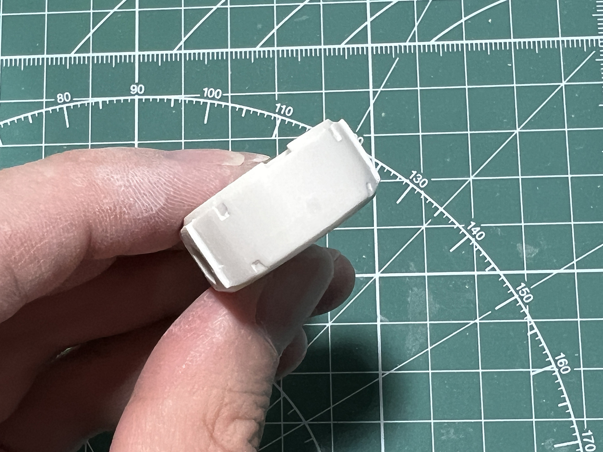 弾倉パーツも合わせ目消しを行なう