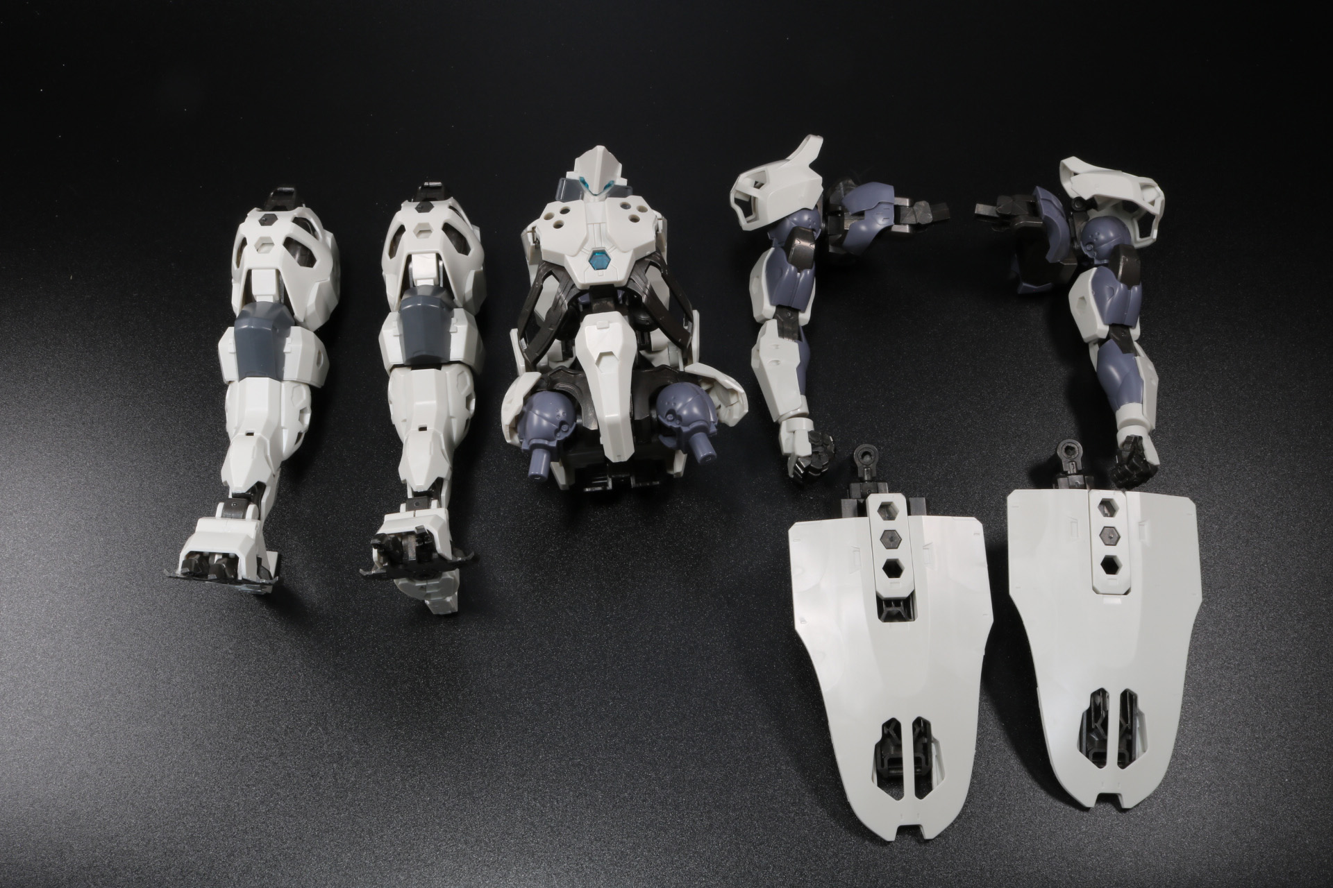 「ブイトール」は両手、両足、胴体、そして、イグジットスライダーに分ける