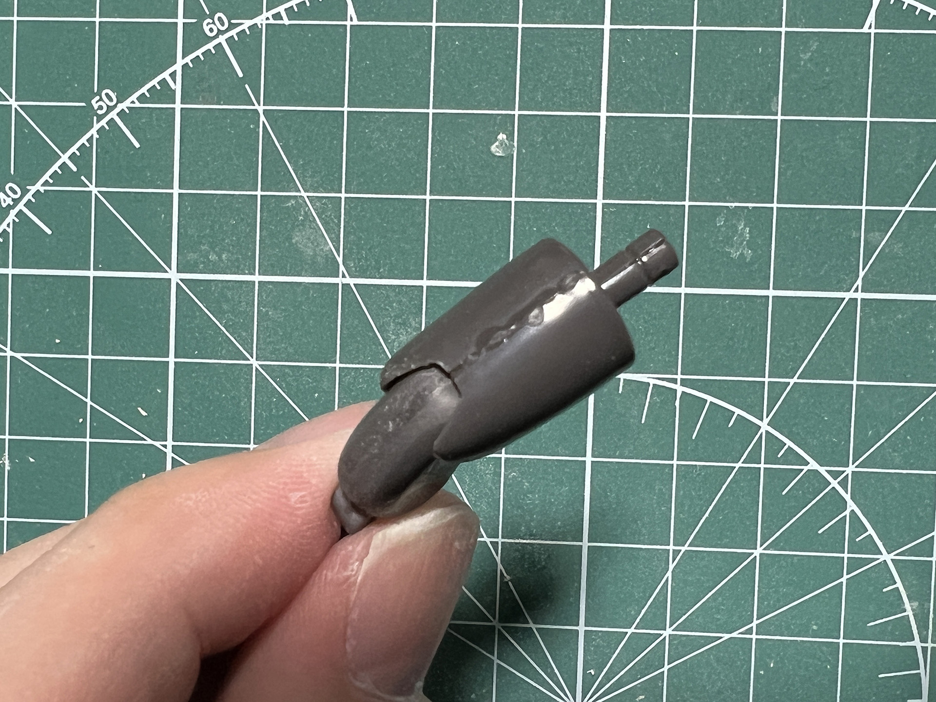 膝関節の合わせ目が完了してから、足のパーツを合わせる