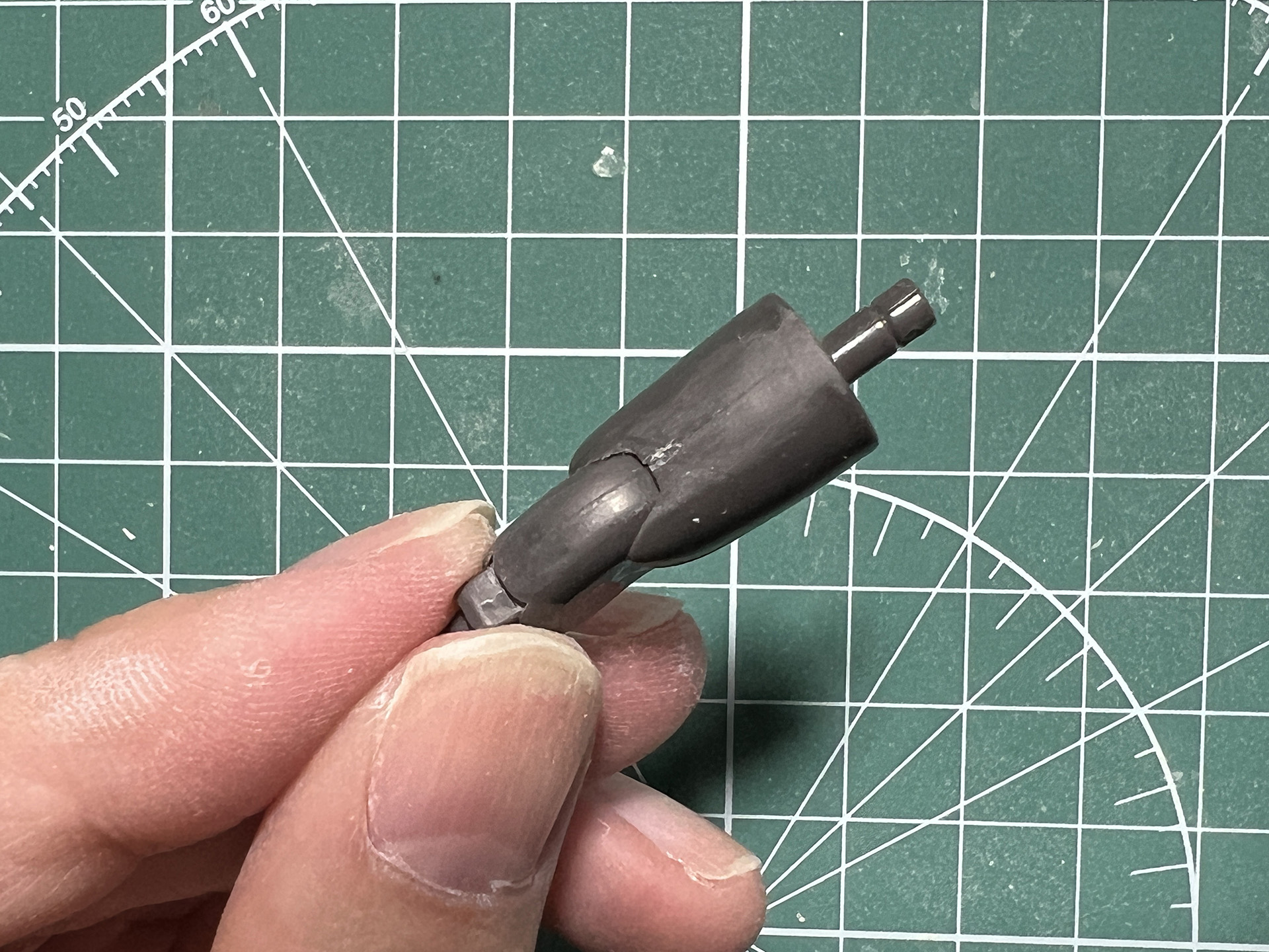 膝関節の合わせ目が完了してから、足のパーツを合わせる