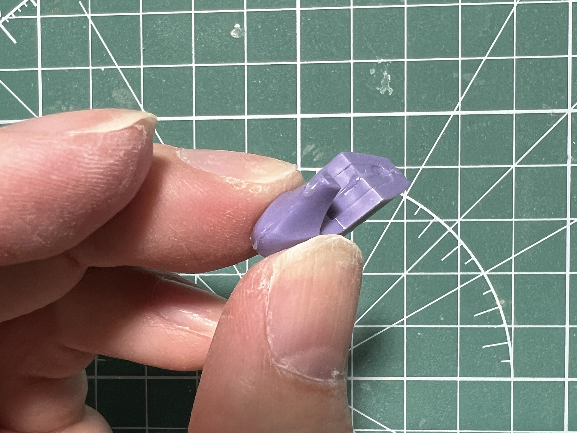 ヒール型のつま先は中心線を走るように合わせ目があるので内側はスポンジヤスリで整える