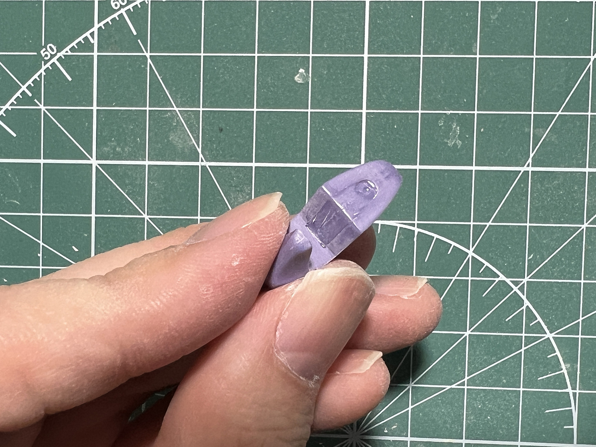 ヒール型のつま先は中心線を走るように合わせ目があるので内側はスポンジヤスリで整える