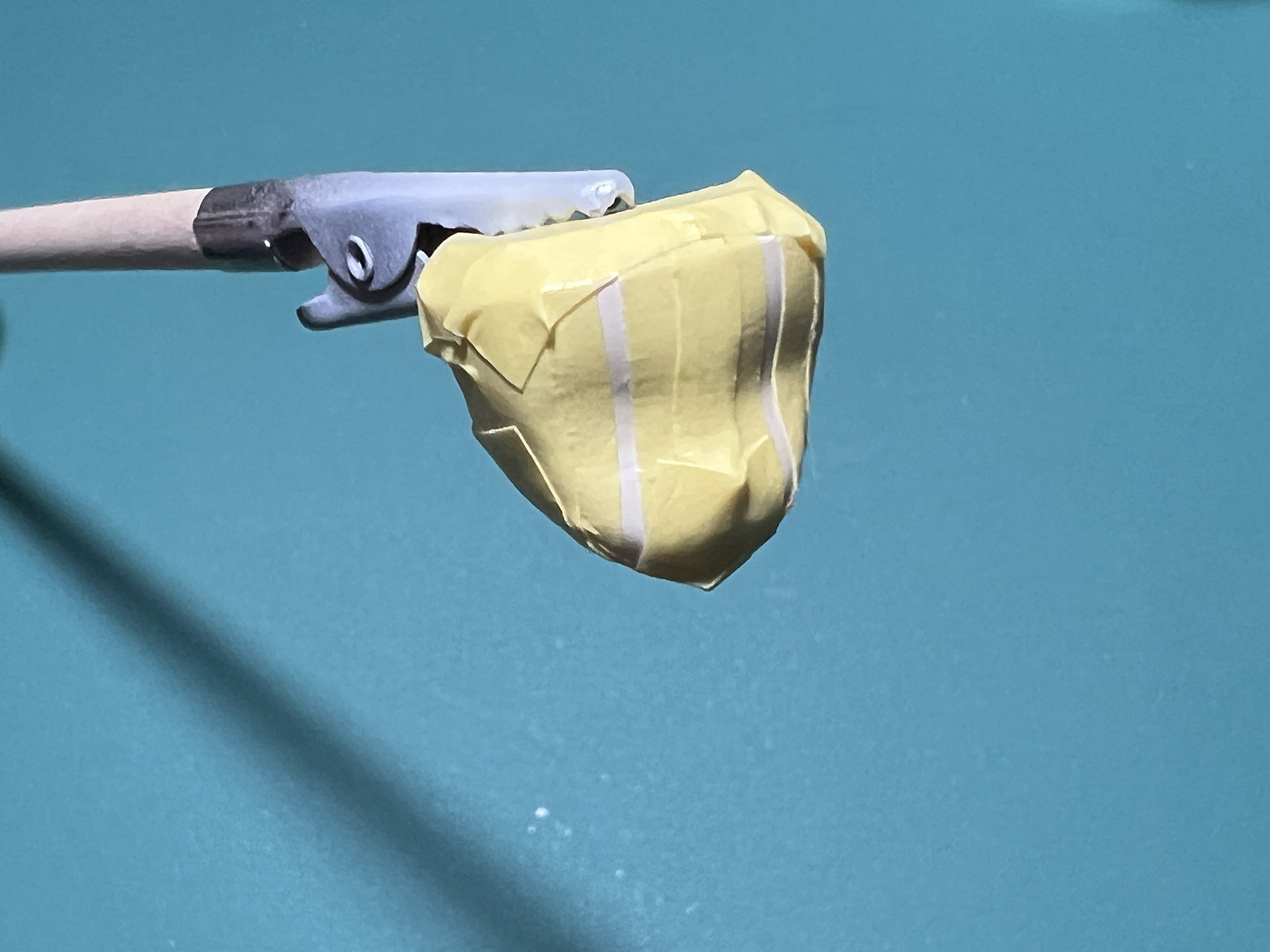 表情パーツは「ホワイトピーチ」まで塗装したらマスキングテープで色分け準備をし、「蛍光ブルー」を2、3回重ね塗り