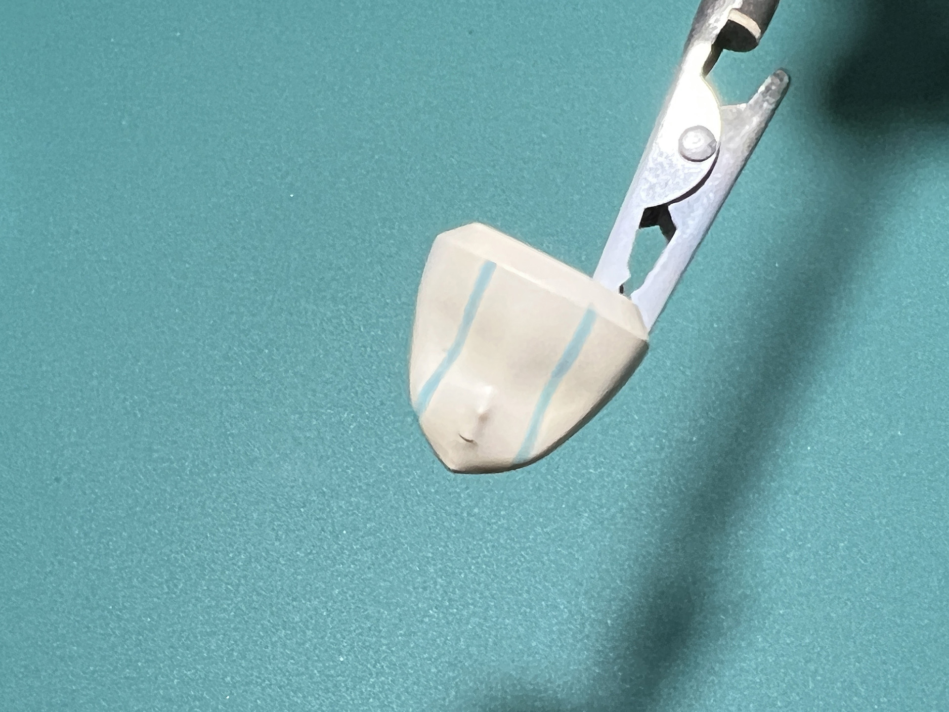 表情パーツは「ホワイトピーチ」まで塗装したらマスキングテープで色分け準備をし、「蛍光ブルー」を2、3回重ね塗り