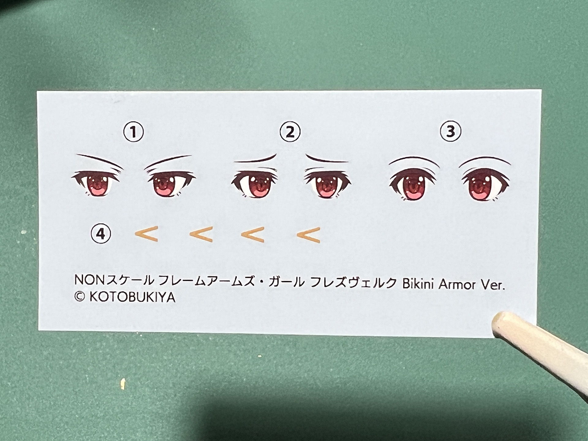 付属の水転写デカールの①を使用。使用するデカールを切り分け、水に浸す。デカールが浮き上がったら、表情パーツに移していく。その際、クレオスの「Mr.マークセッター」を貼る箇所に事前に塗布し、しっかりと貼り付ける。余分な水分は綿棒で拭き取る