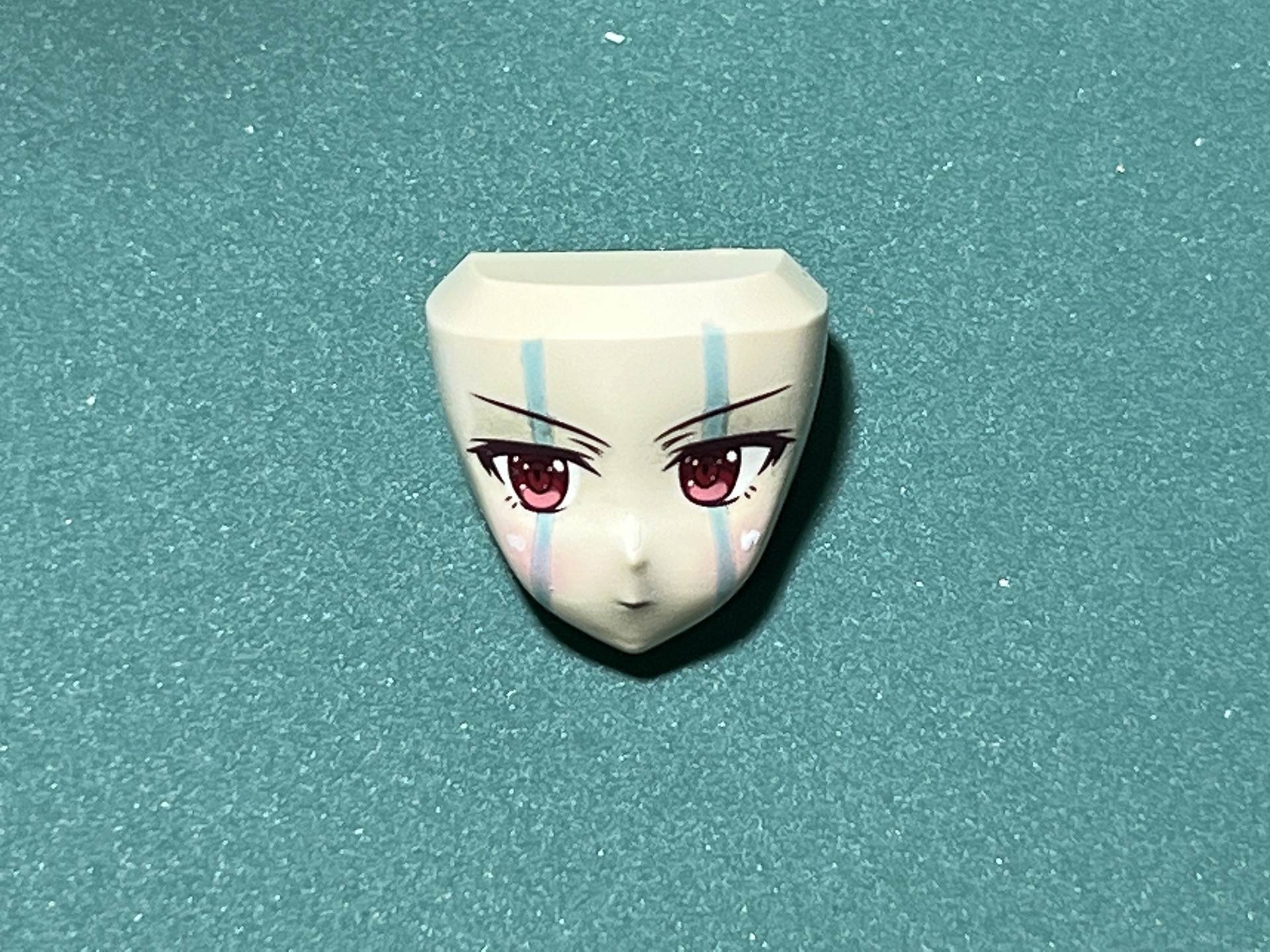 タミヤの「ウェザリングマスター《Ｈセット》」のピーチで頬にチークを入れる。そして、ハイライトとして「サーフェイサー エヴォ ホワイト」、口元は「ココアミルク」で筆塗する