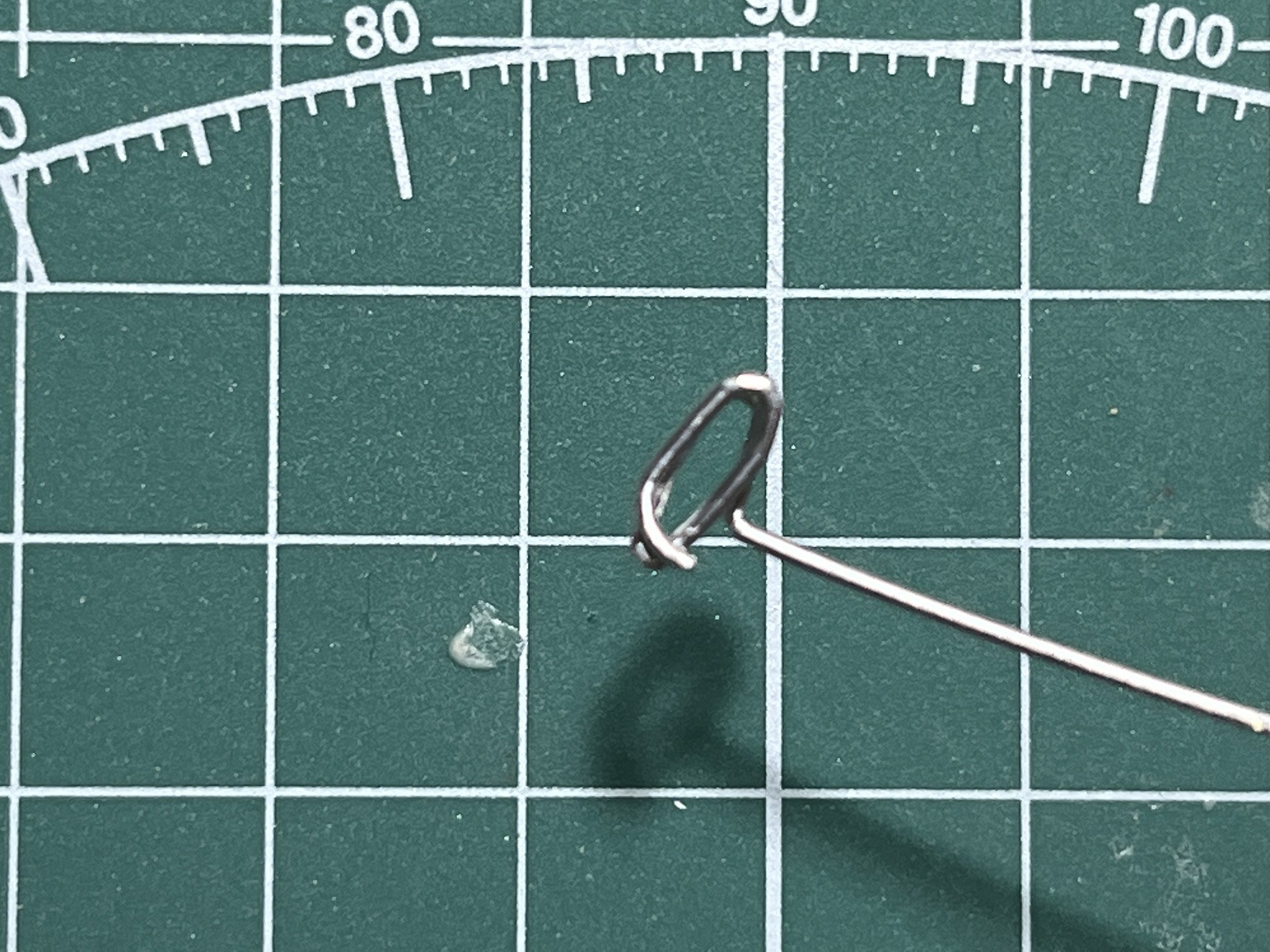 出来上がった弦に合皮のバンドを通す。折り返しでしっかりと固定でき、長さ調整もできる