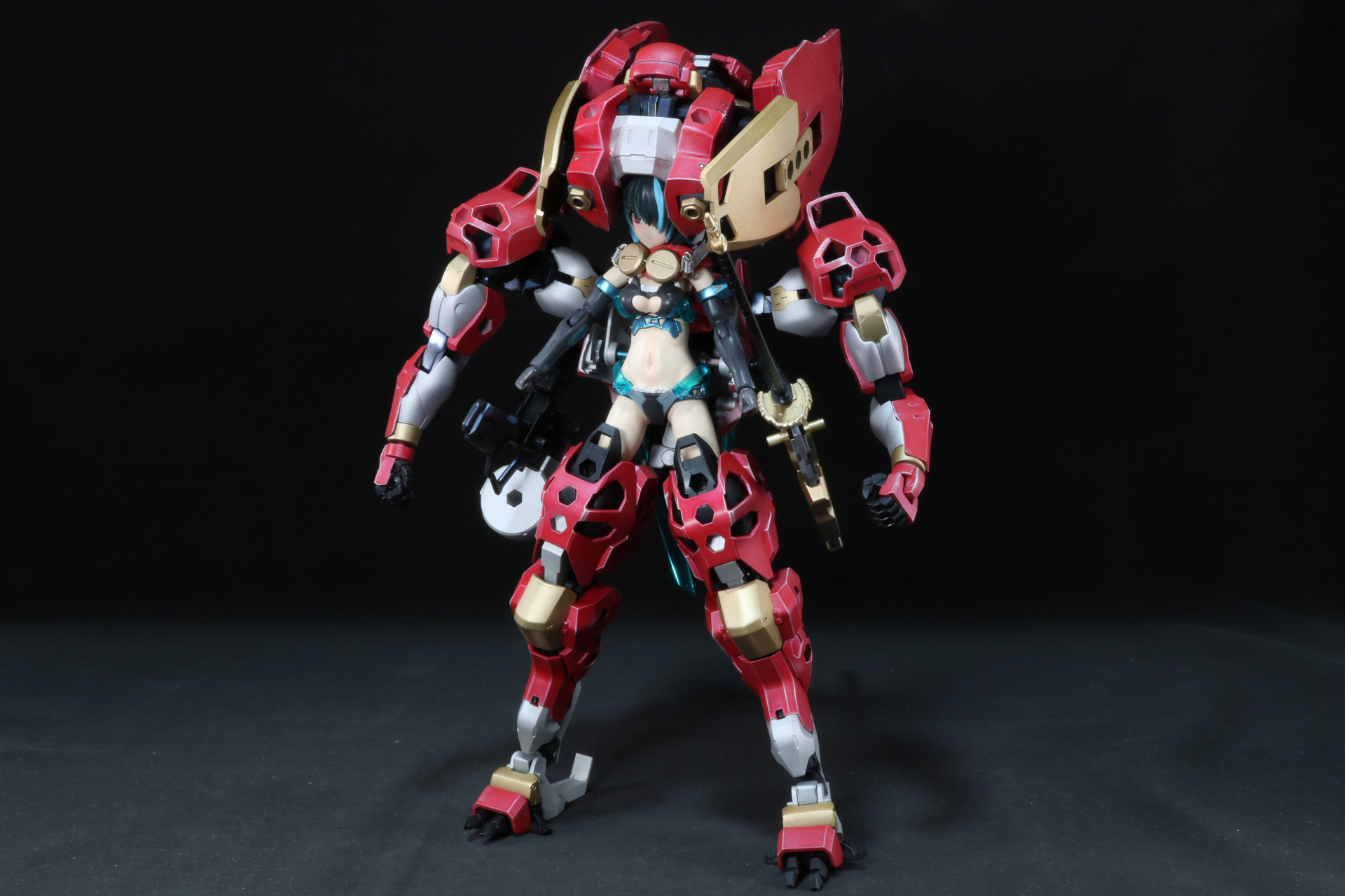 赤い外装と黒の少女。違った色ながら纏まった雰囲気に