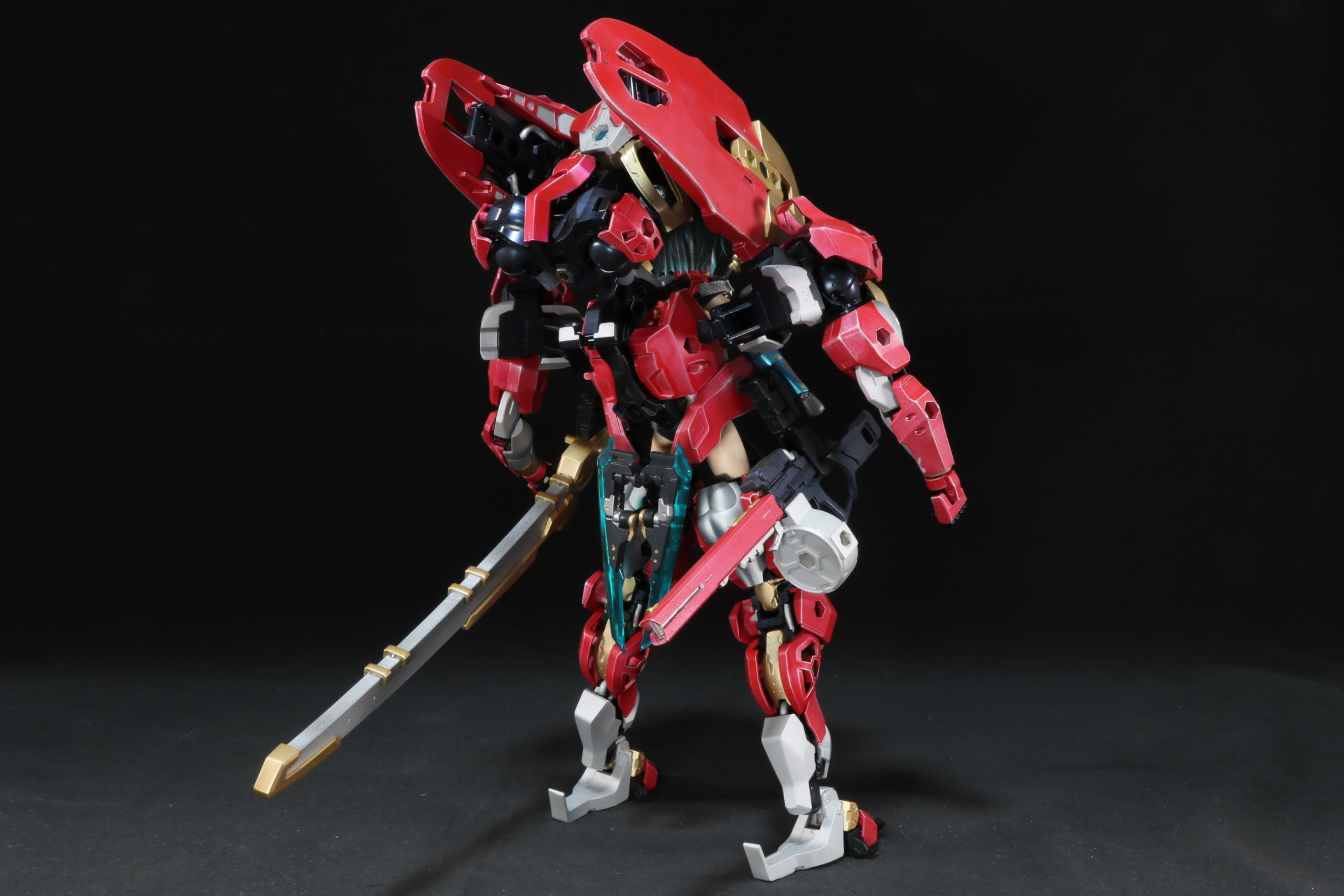 背面も赤い装甲とプリズムブルーブラックのフレームが重厚感を醸し出す