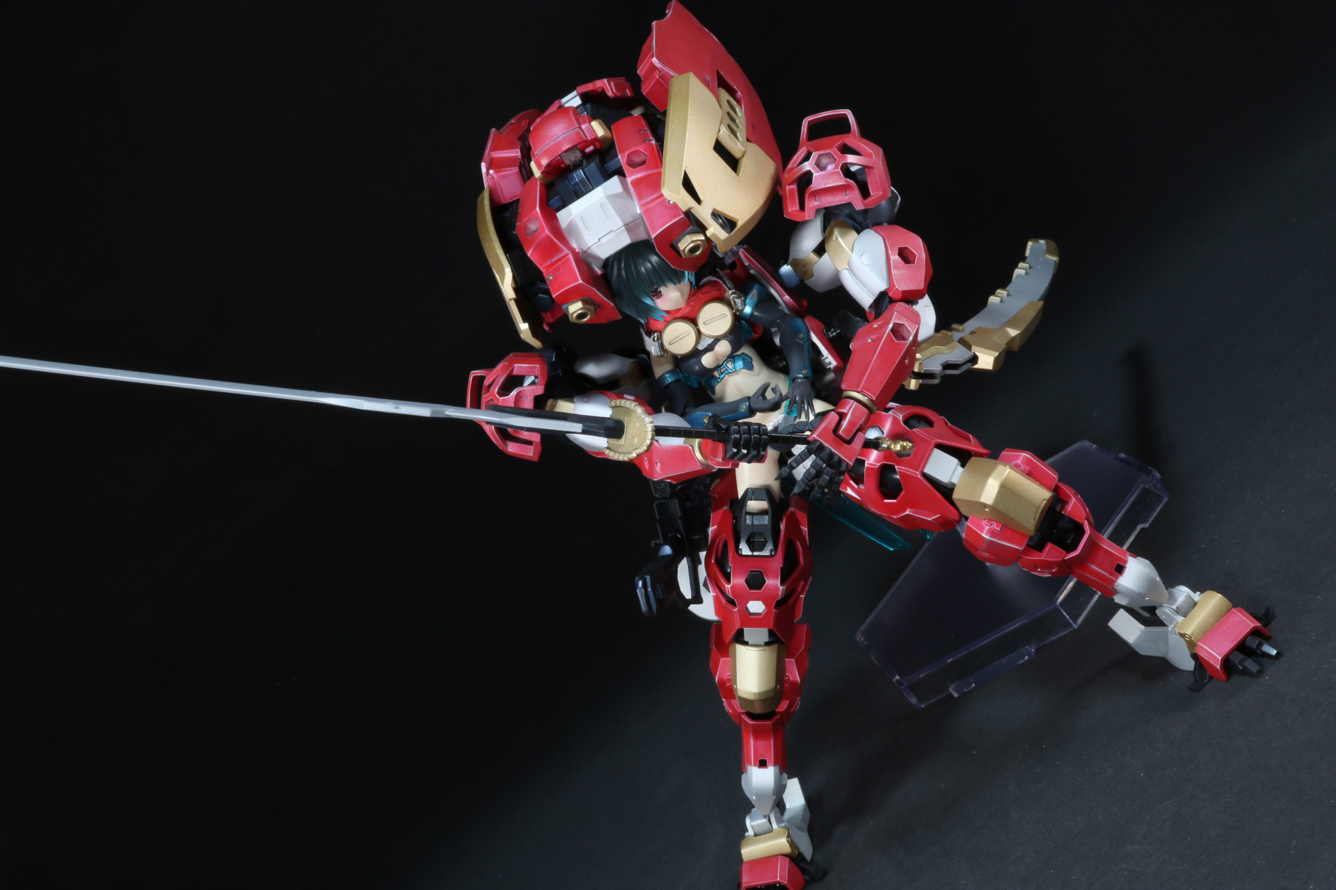 頭部の「イグジットスライダー」を展開すれば迫力ある後ろ姿に