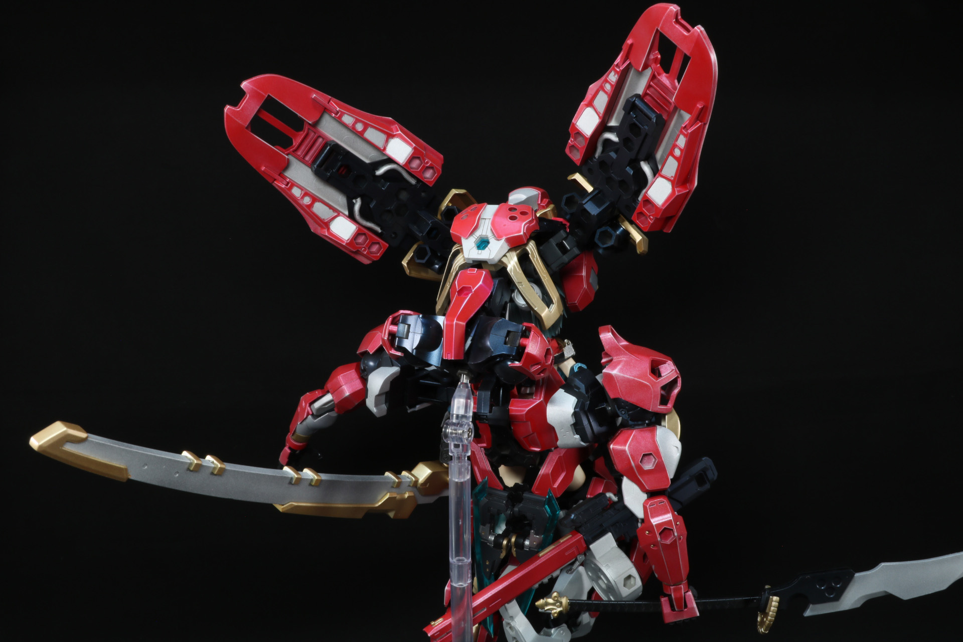 頭部の「イグジットスライダー」を展開すれば迫力ある後ろ姿に