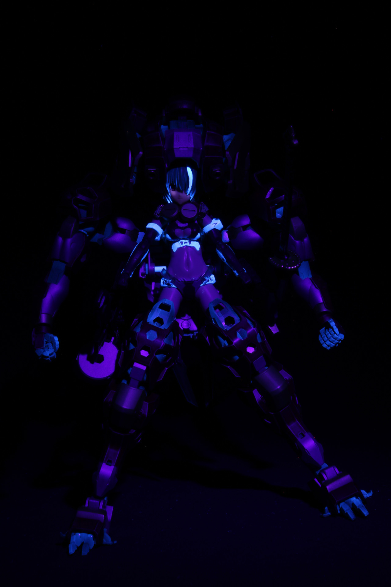 ブラックライトを当てると「フレズヴェルク Bikini Armor Ver.」のアーマーや髪が強く反応している。「ブイトール」は足先やマニピュレーターがわずかに反応している