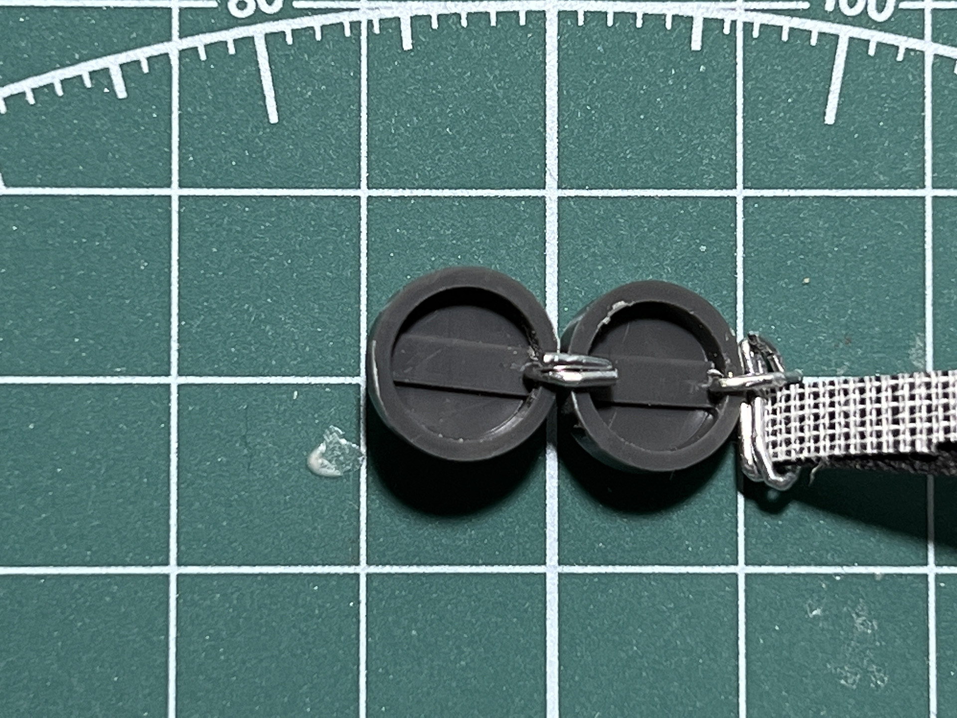 ゴーグルの側面部分に「AL・ライン」を通して、弦を密着させる。そして、折り返して固定し、余剰部部を切る