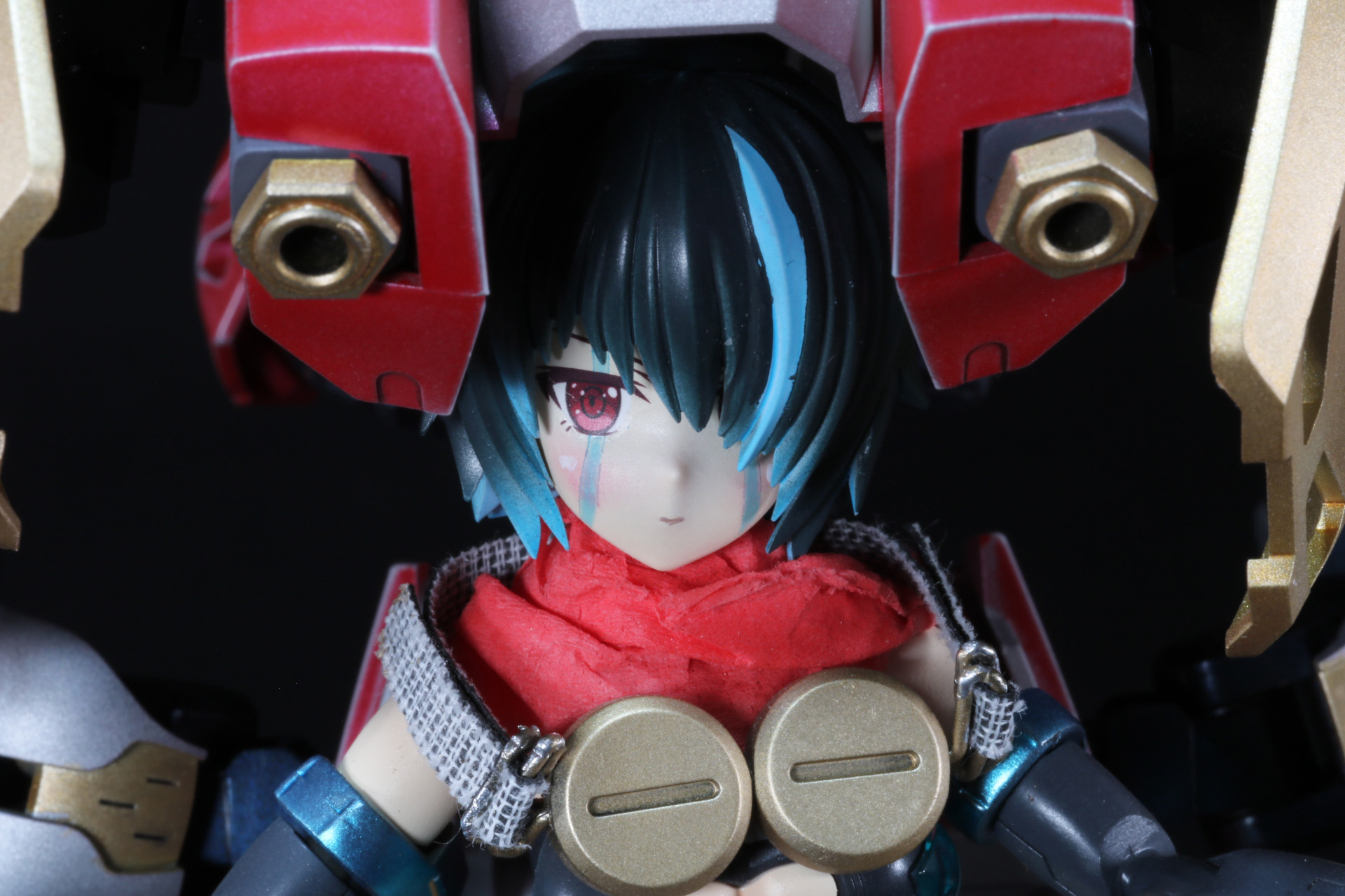 オリジナルの表情パーツでは顔にも発光ラインが入って、出力の違いを表現