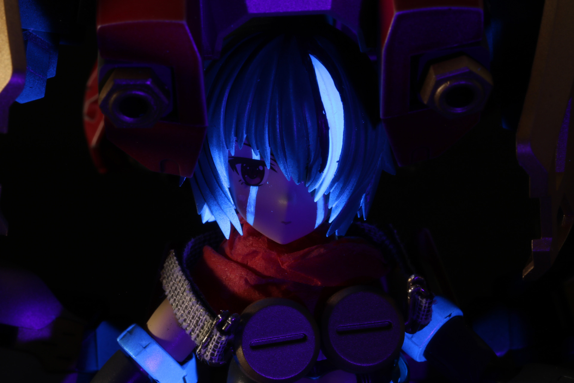 オリジナルの表情パーツでは顔にも発光ラインが入って、出力の違いを表現