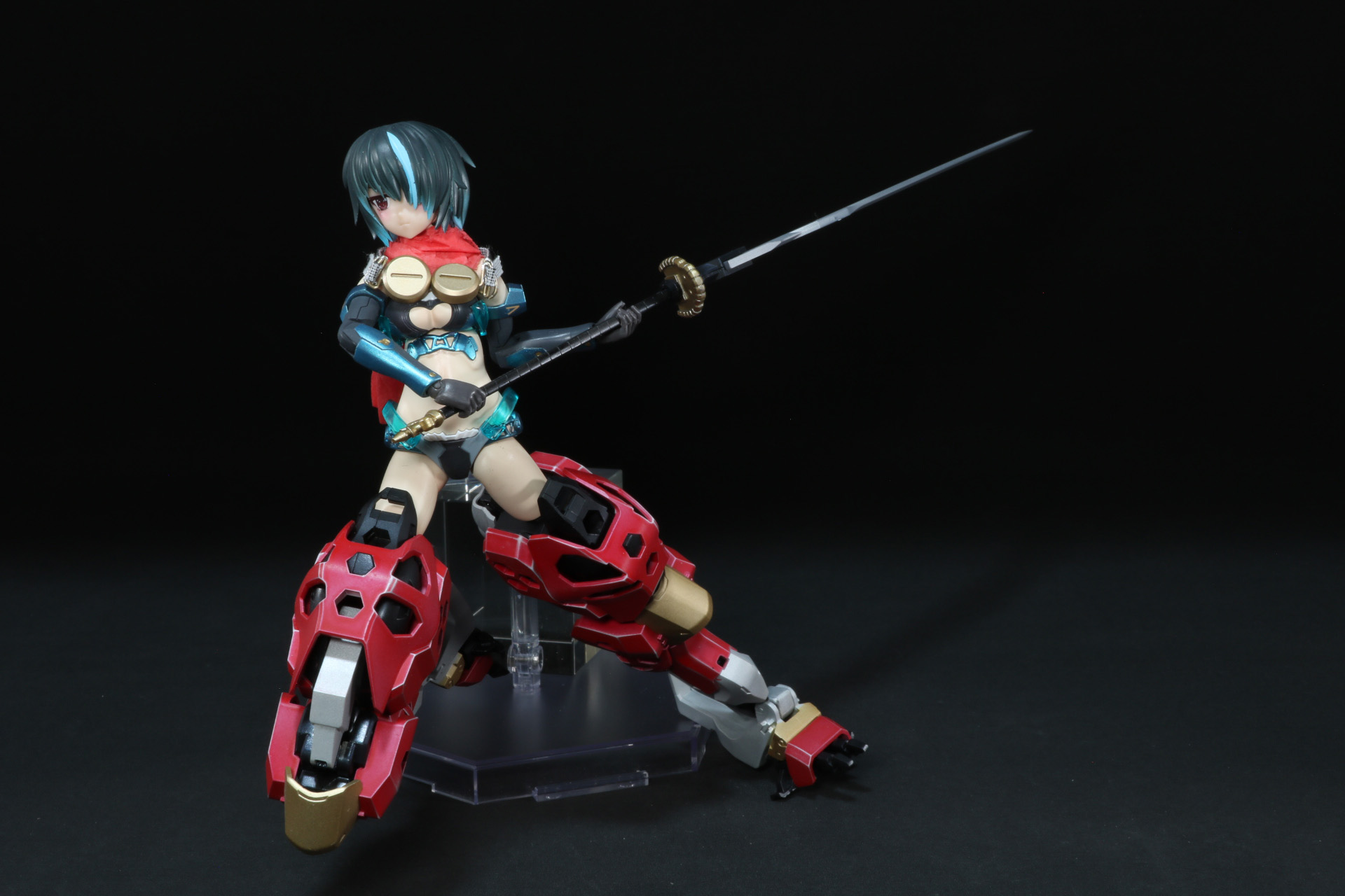 脚部だけのミキシング。「荷電式超大型戦術刀」を振り回すアクションも映える