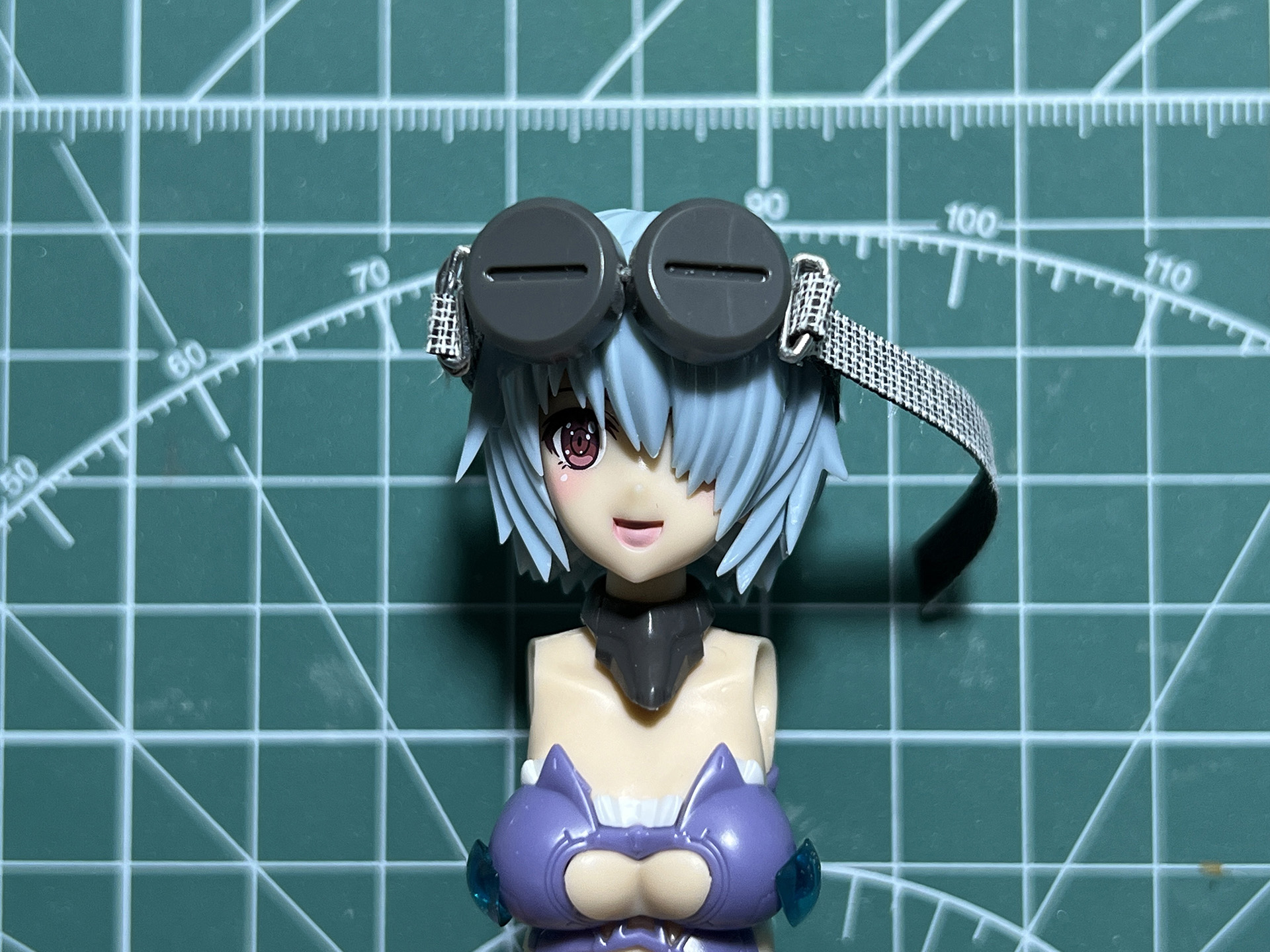 「フレズヴェルク Bikini Armor Ver.」の頭に合わせて長さを調節。余剰部分を切って整える