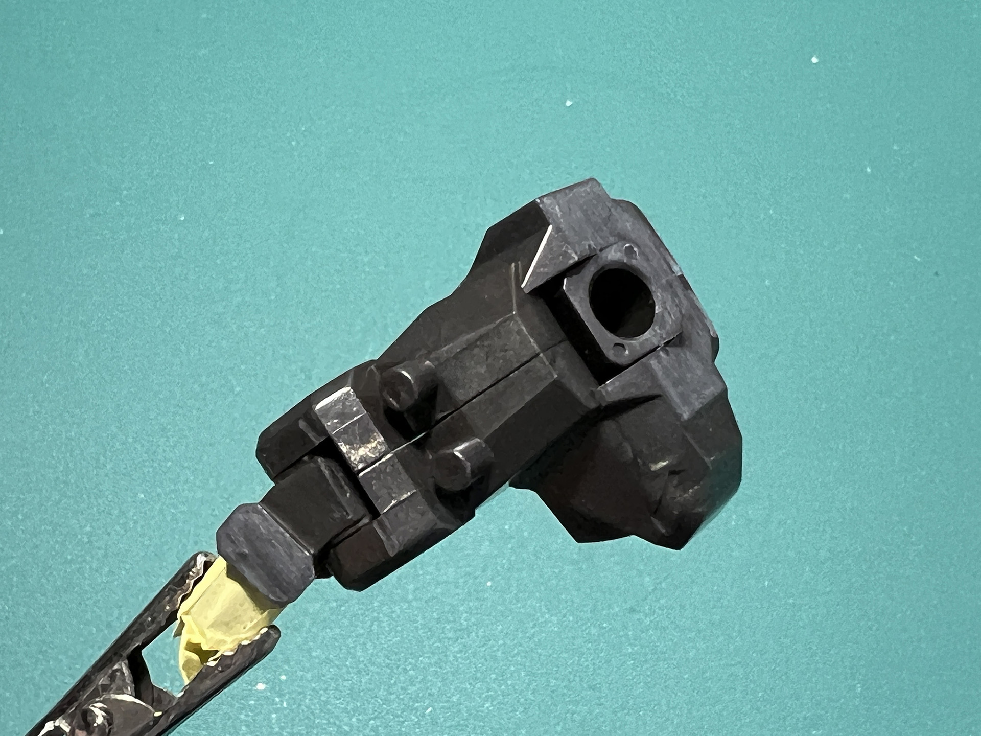 「ブイトール」の肩口のパーツは「メカサフ HEAVY」で塗装