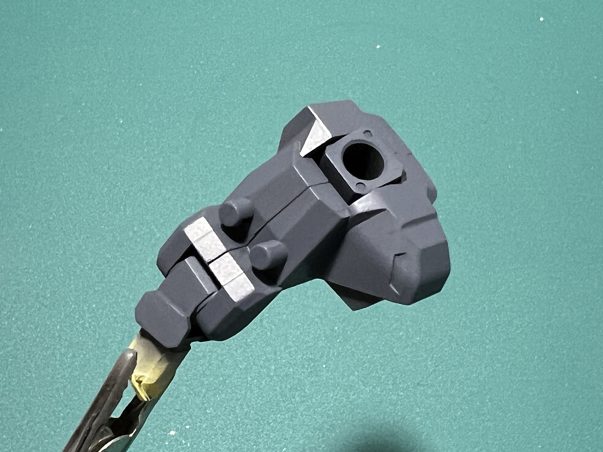 「ブイトール」の肩口のパーツは「メカサフ HEAVY」で塗装