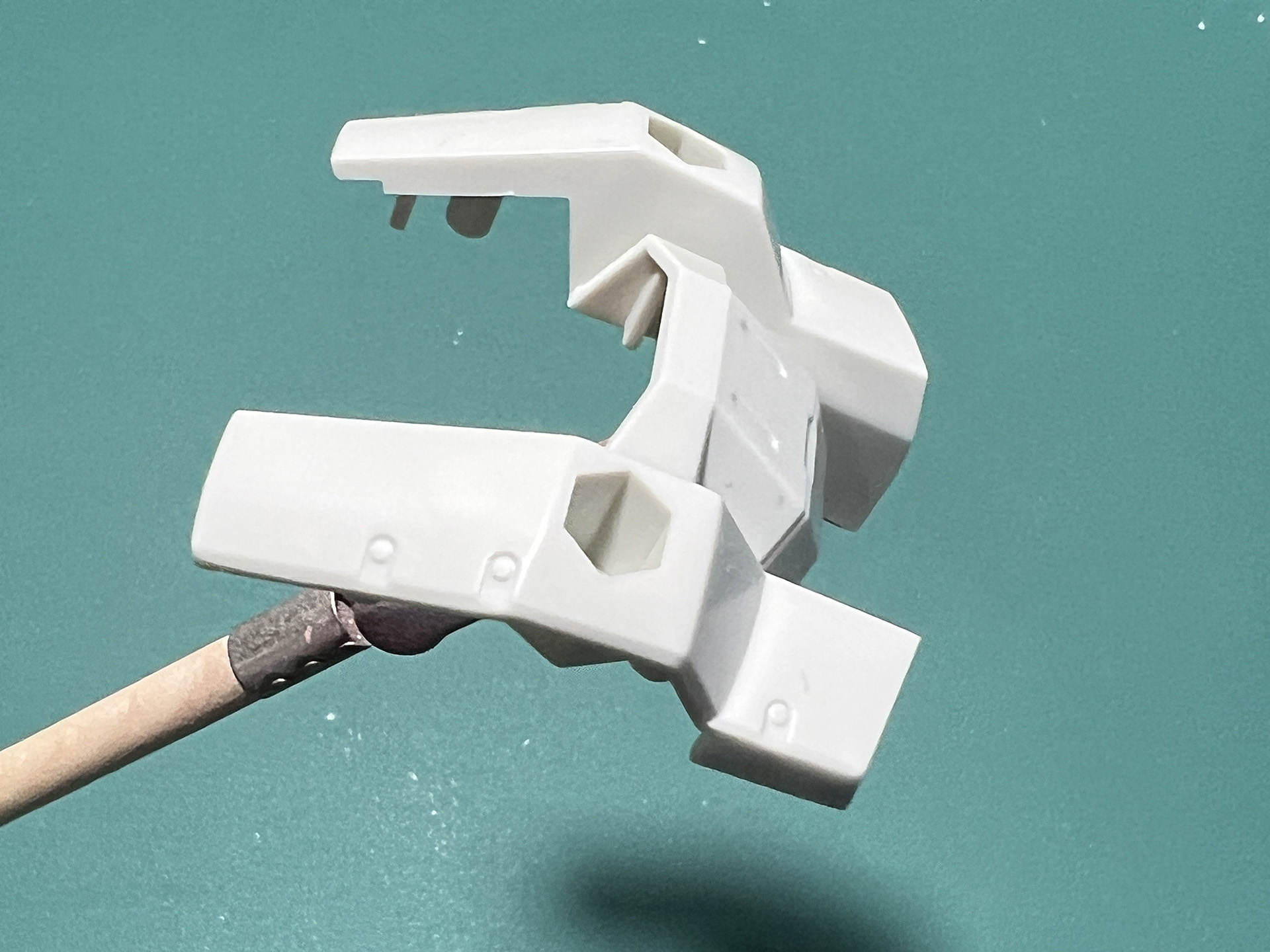 背面の外装部分も「サーフェイサー エヴォ シルバー」でぐっと重厚感ある雰囲気になる