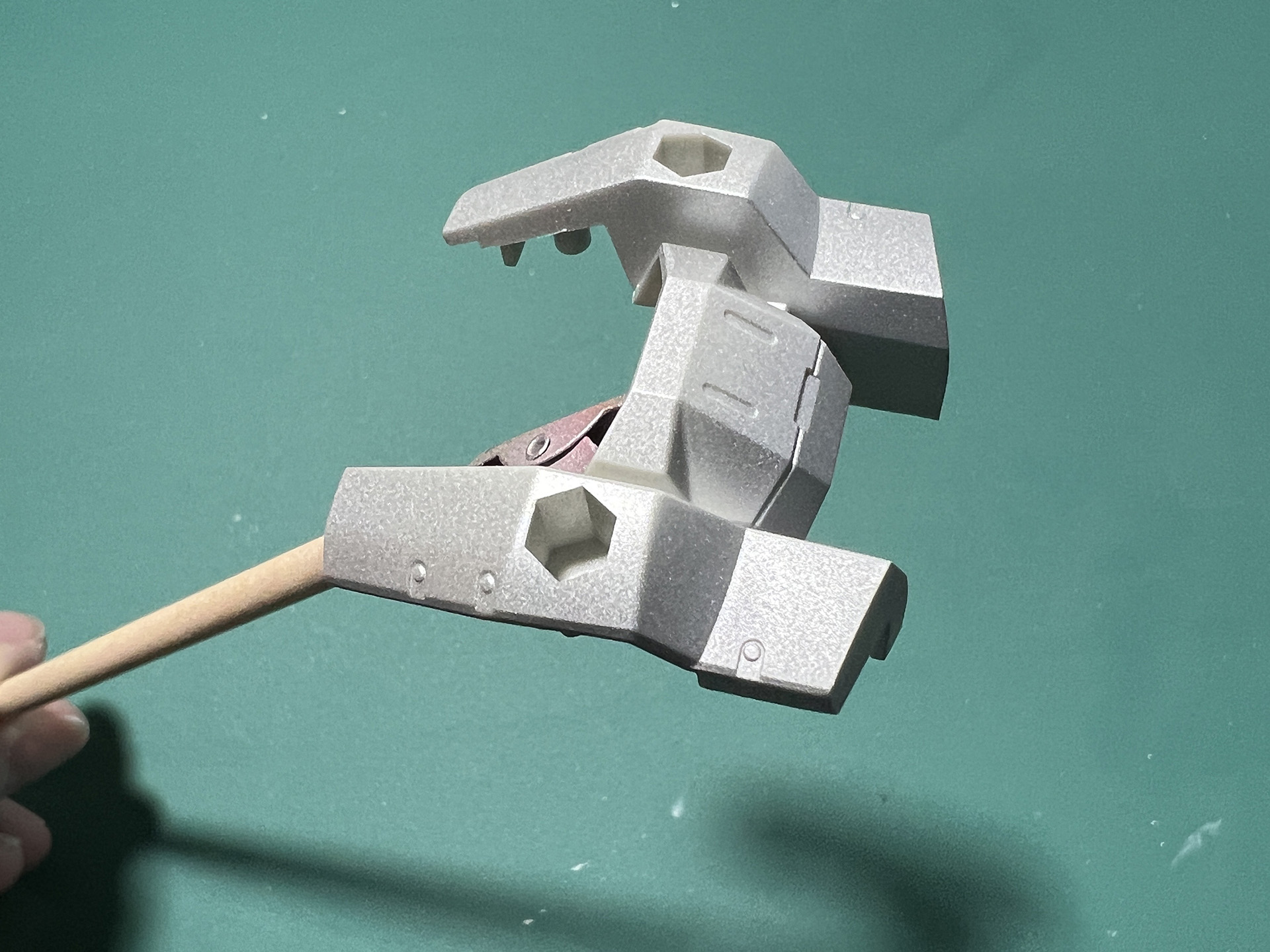 背面の外装部分も「サーフェイサー エヴォ シルバー」でぐっと重厚感ある雰囲気になる